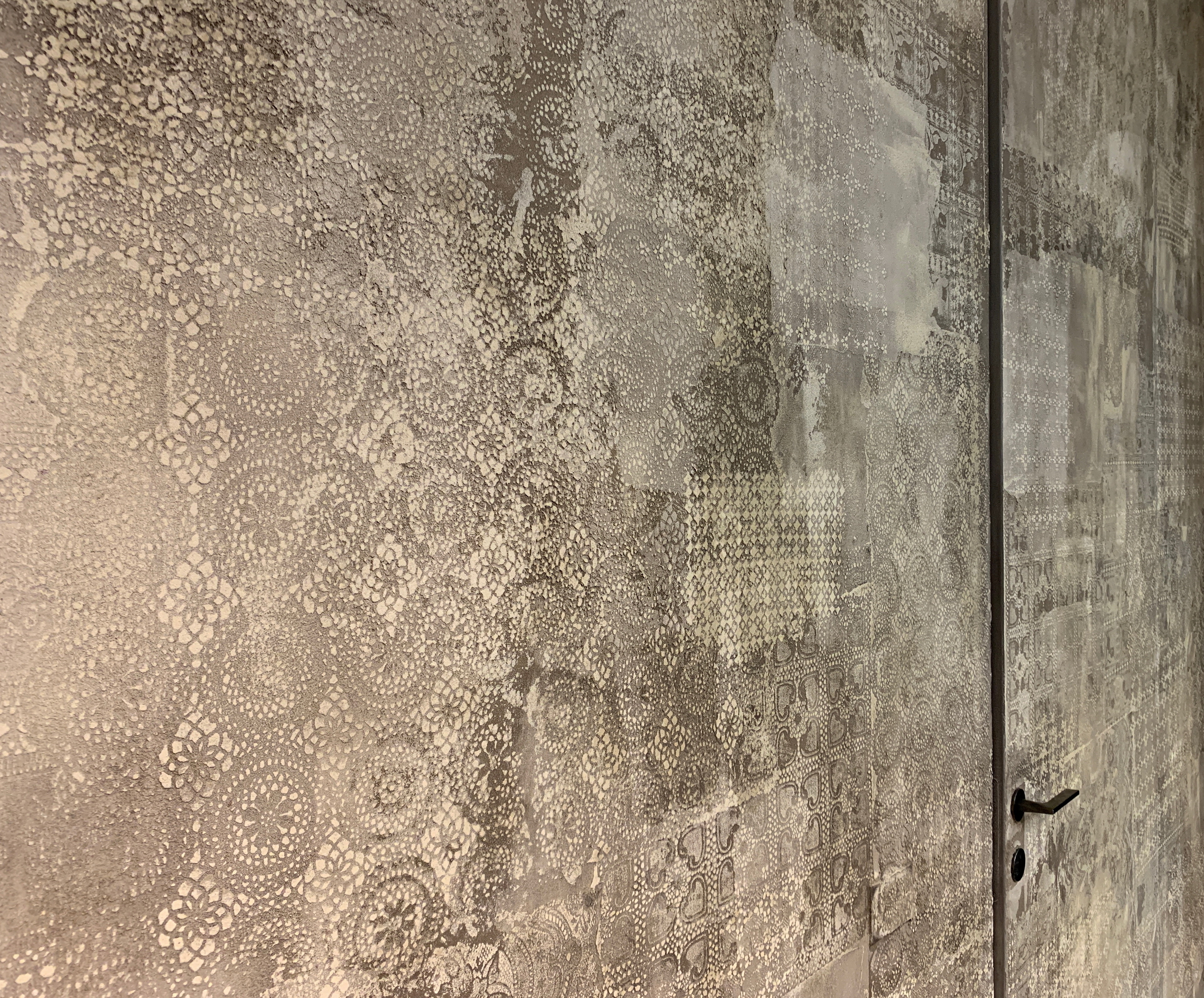 Showroom Squassabia in Verona made with Matteo Brioni's natural clay texture TerraEvoca 4 Layers with Plus customization, Panna and Sale Grigio colours
