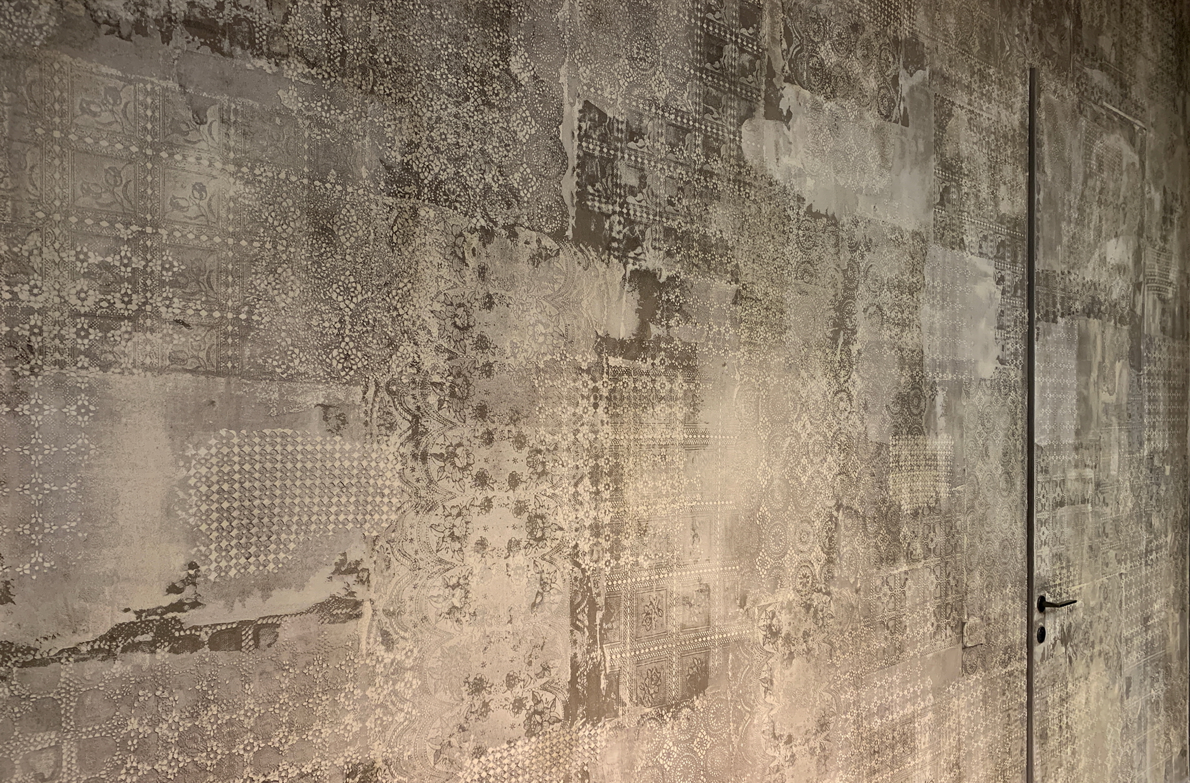 Showroom Squassabia in Verona made with Matteo Brioni's natural clay texture TerraEvoca 4 Layers with Plus customization, Panna and Sale Grigio colours