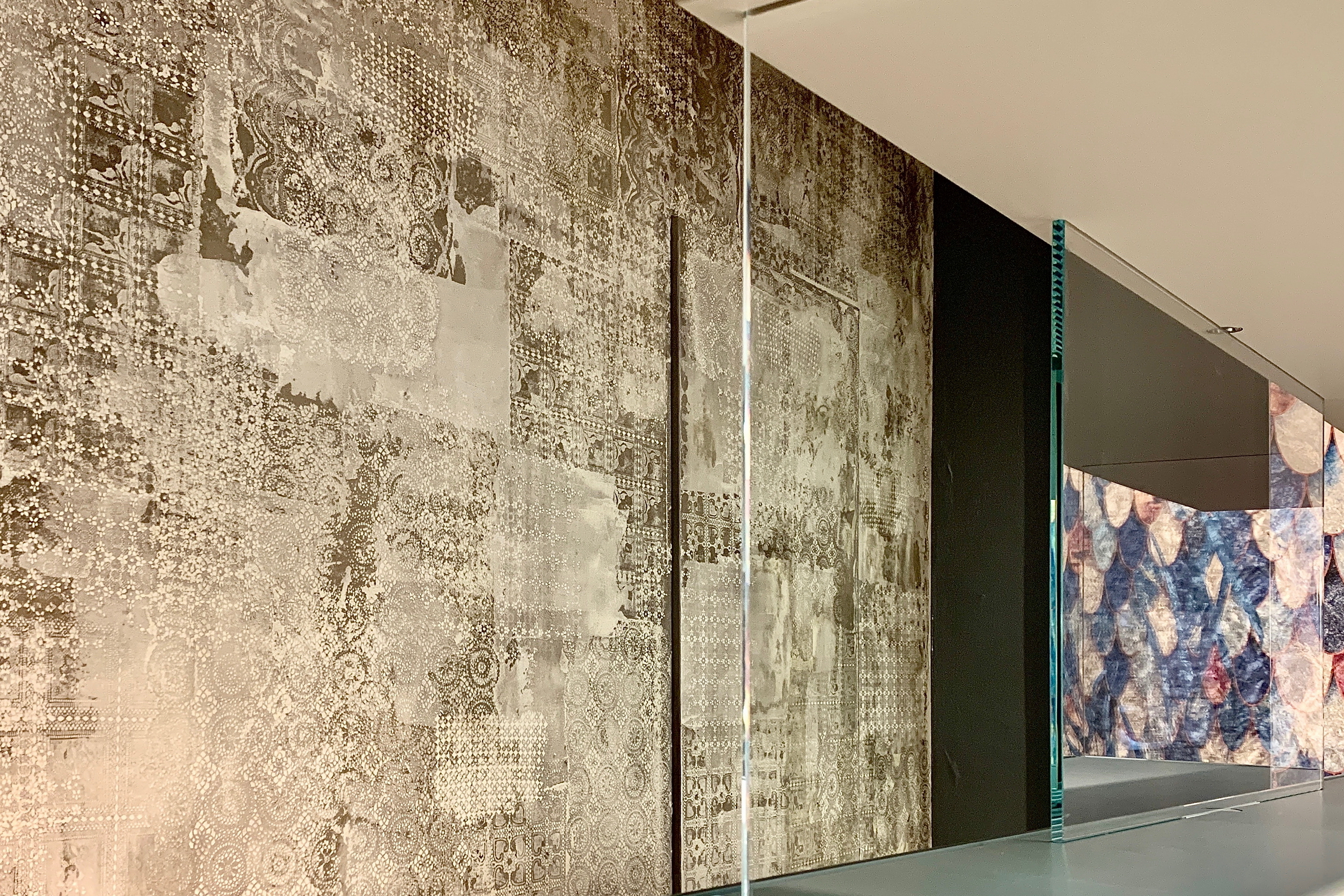 Showroom Squassabia in Verona made with Matteo Brioni's natural clay texture TerraEvoca 4 Layers with Plus customization, Panna and Sale Grigio colours