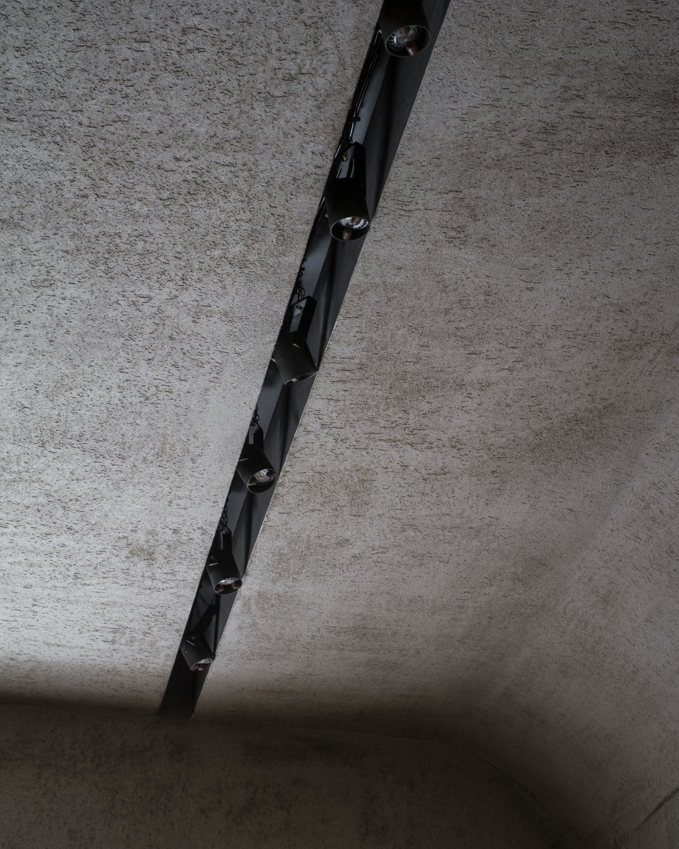 Vittoria store in Rome by MORQ, made with coarse-grained clay plaster MultiTerra Smooth Sale Grigio (gray salt) colour,  photo by Giulio Aristide