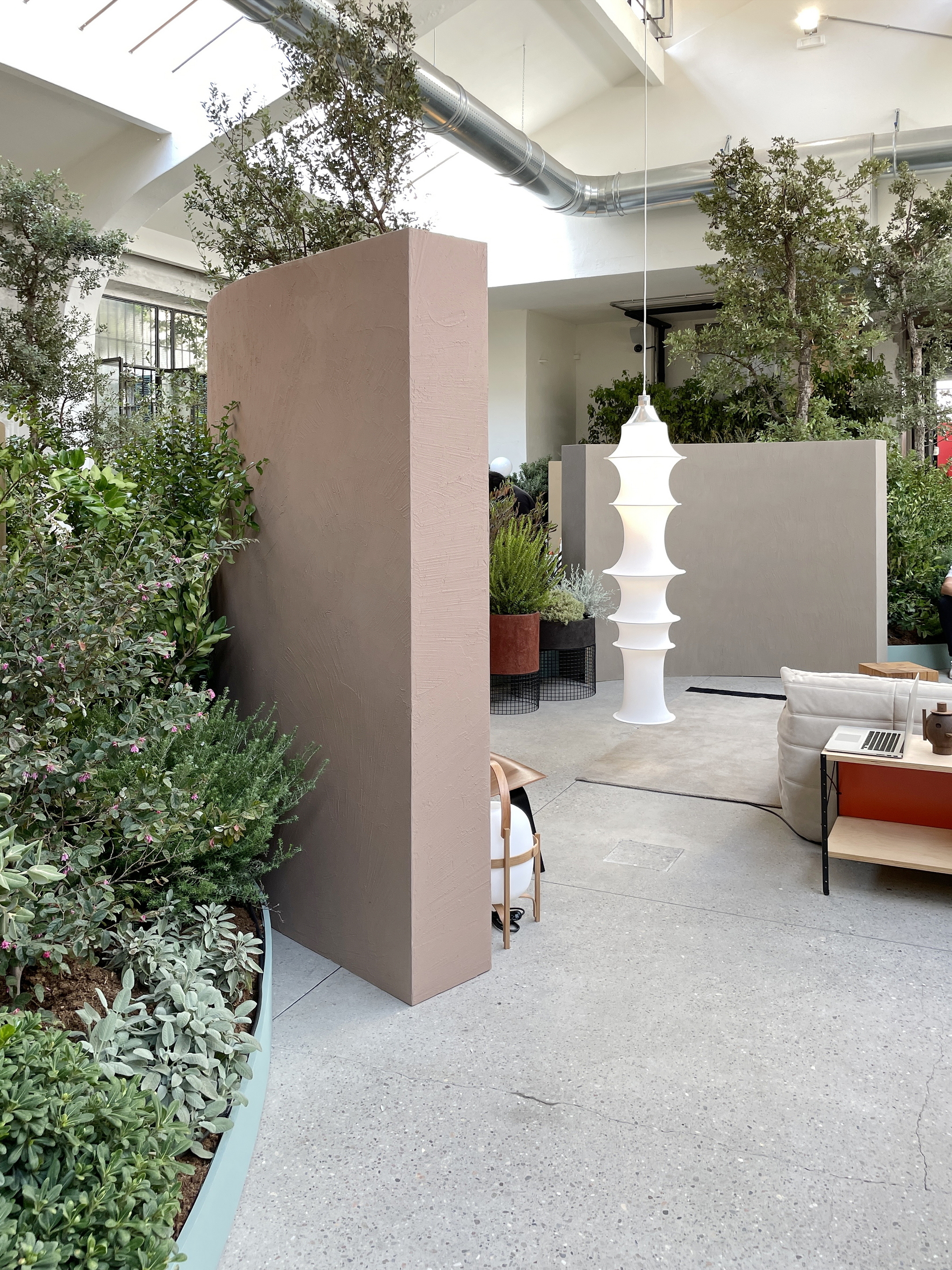 Matteo Brioni's coarse-grained clay finishing wall plaster MultiTerra Smooth for Mollura MOHD showroom in Milan. Project by Studio Pepe