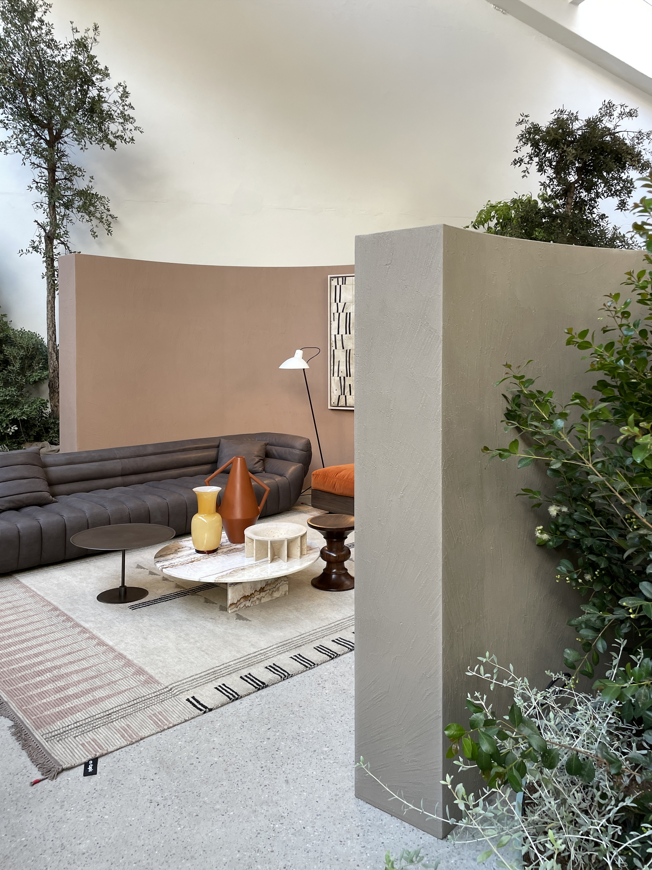 Matteo Brioni's coarse-grained clay finishing wall plaster MultiTerra Smooth for Mollura MOHD showroom in Milan. Project by Studio Pepe