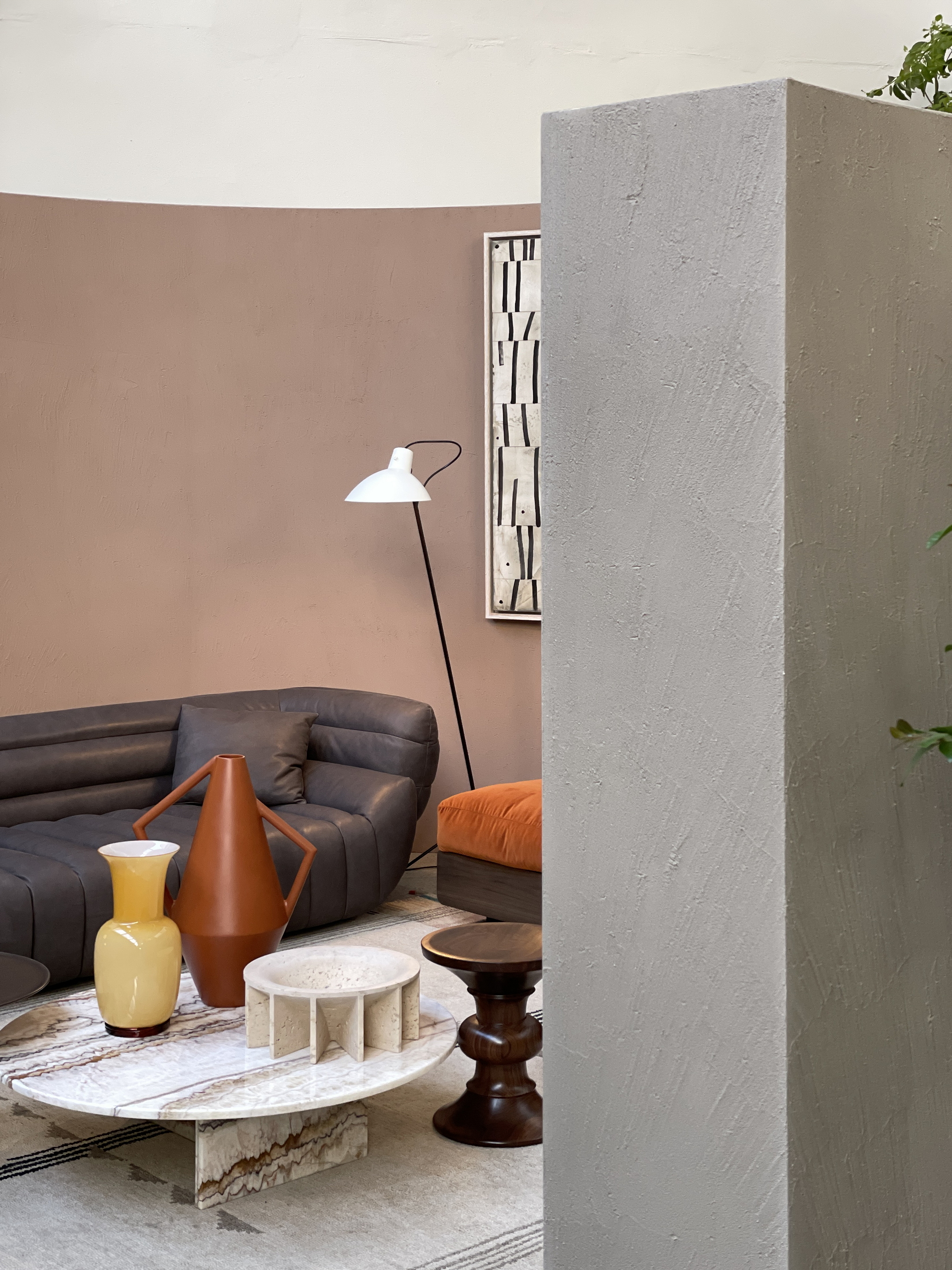 Matteo Brioni's coarse-grained clay finishing wall plaster MultiTerra Smooth for Mollura MOHD showroom in Milan. Project by Studio Pepe