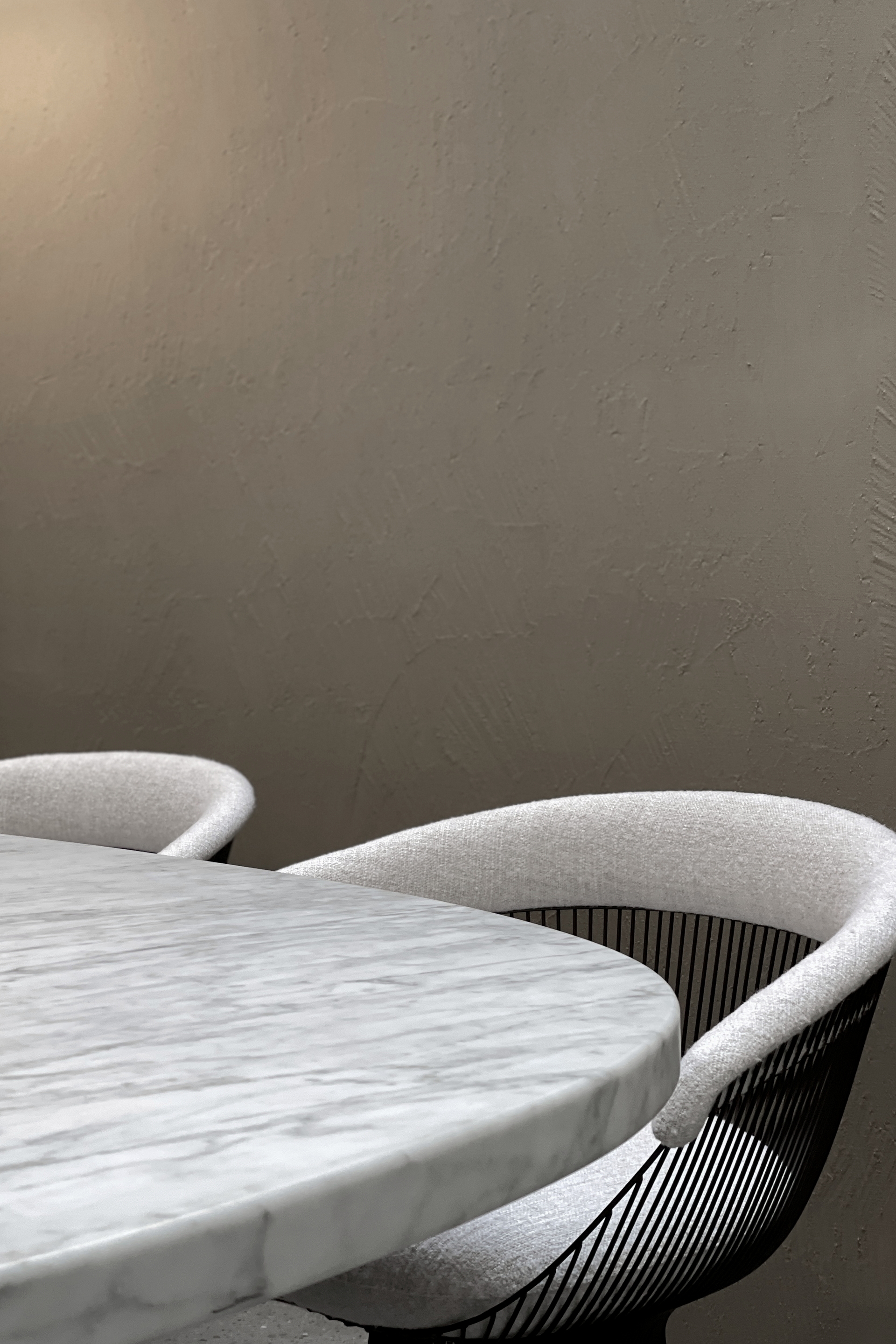 Matteo Brioni's coarse-grained clay finishing wall plaster MultiTerra Smooth for Mollura MOHD showroom in Milan. Project by Studio Pepe