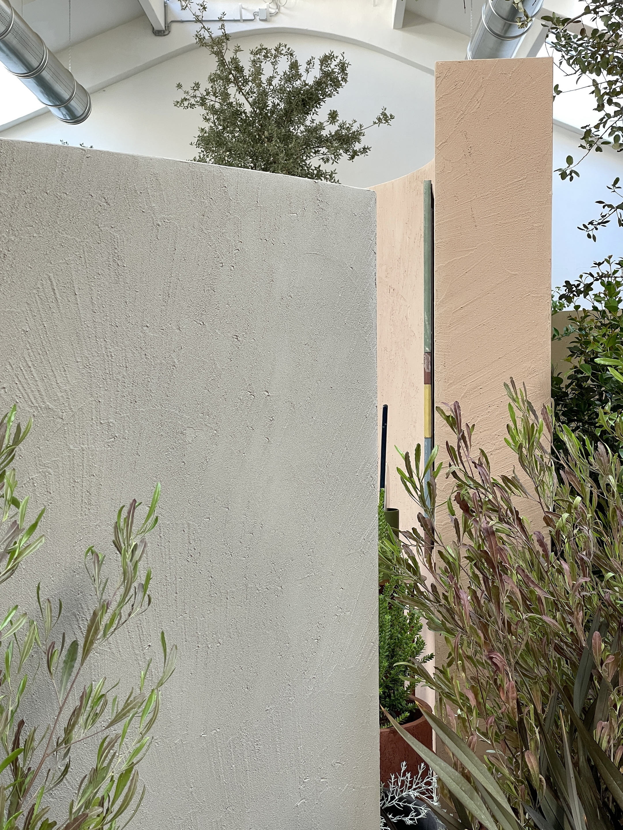 Matteo Brioni's coarse-grained clay finishing wall plaster MultiTerra Smooth for Mollura MOHD showroom in Milan. Project by Studio Pepe