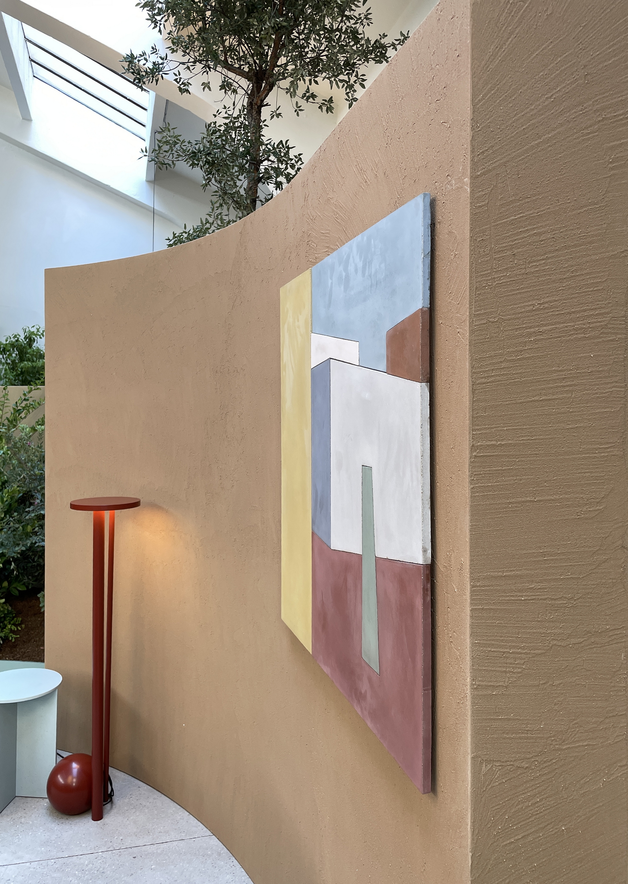 Matteo Brioni's coarse-grained clay finishing wall plaster MultiTerra Smooth for Mollura MOHD showroom in Milan. Project by Studio Pepe