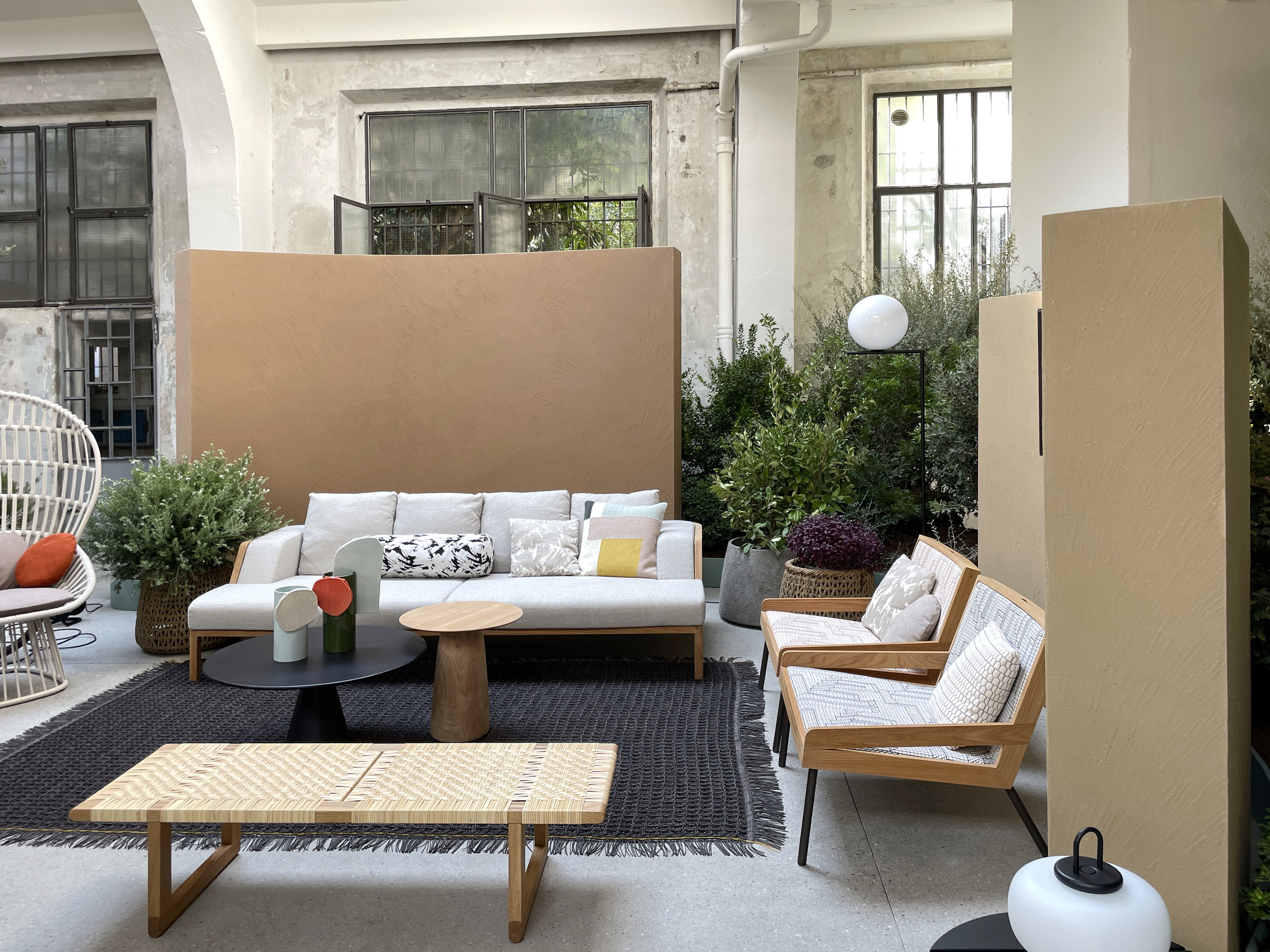 Matteo Brioni's coarse-grained clay finishing wall plaster MultiTerra Smooth for Mollura MOHD showroom in Milan. Project by Studio Pepe