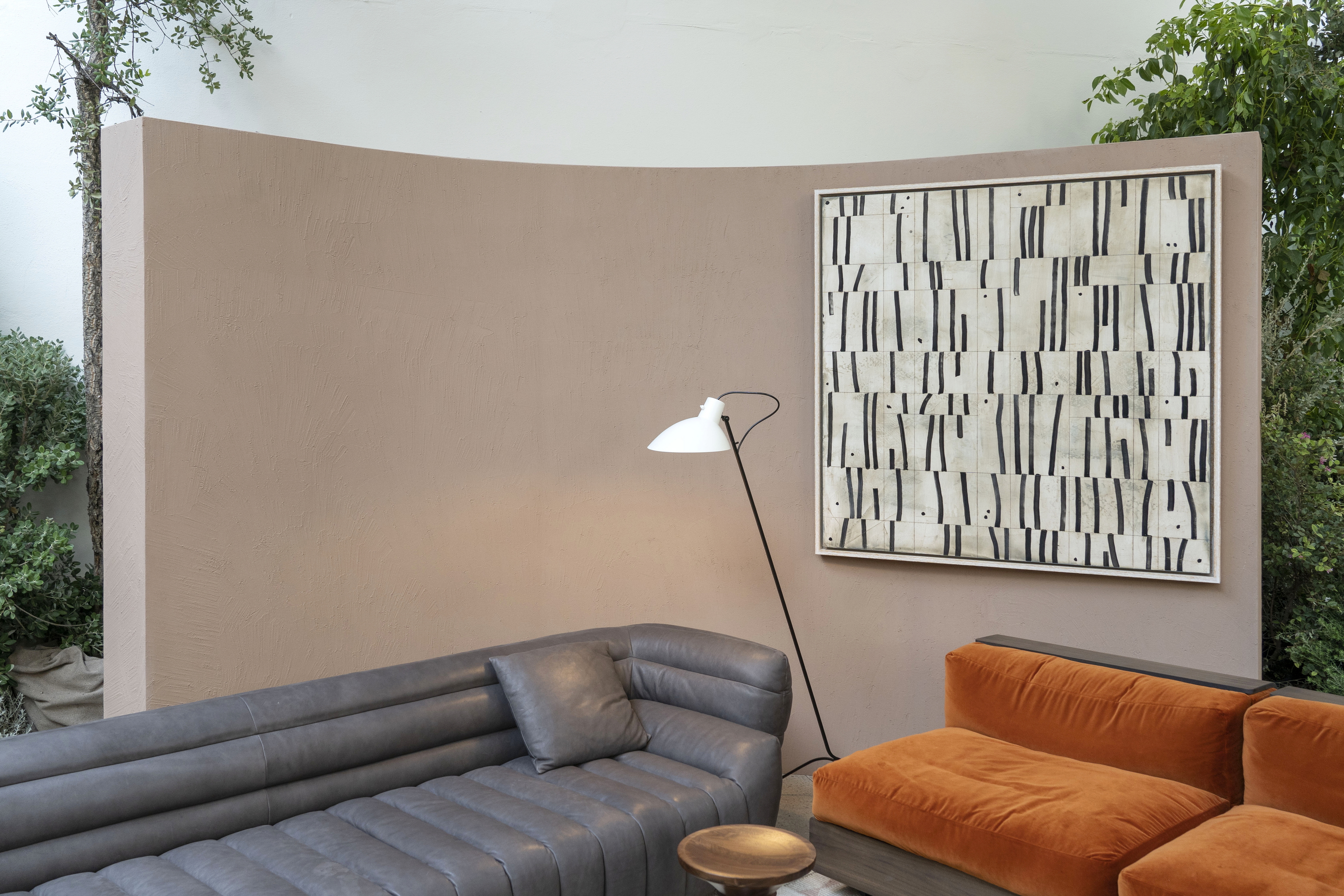 Matteo Brioni's coarse-grained clay finishing wall plaster MultiTerra Smooth for Mollura MOHD showroom in Milan. Project by Studio Pepe