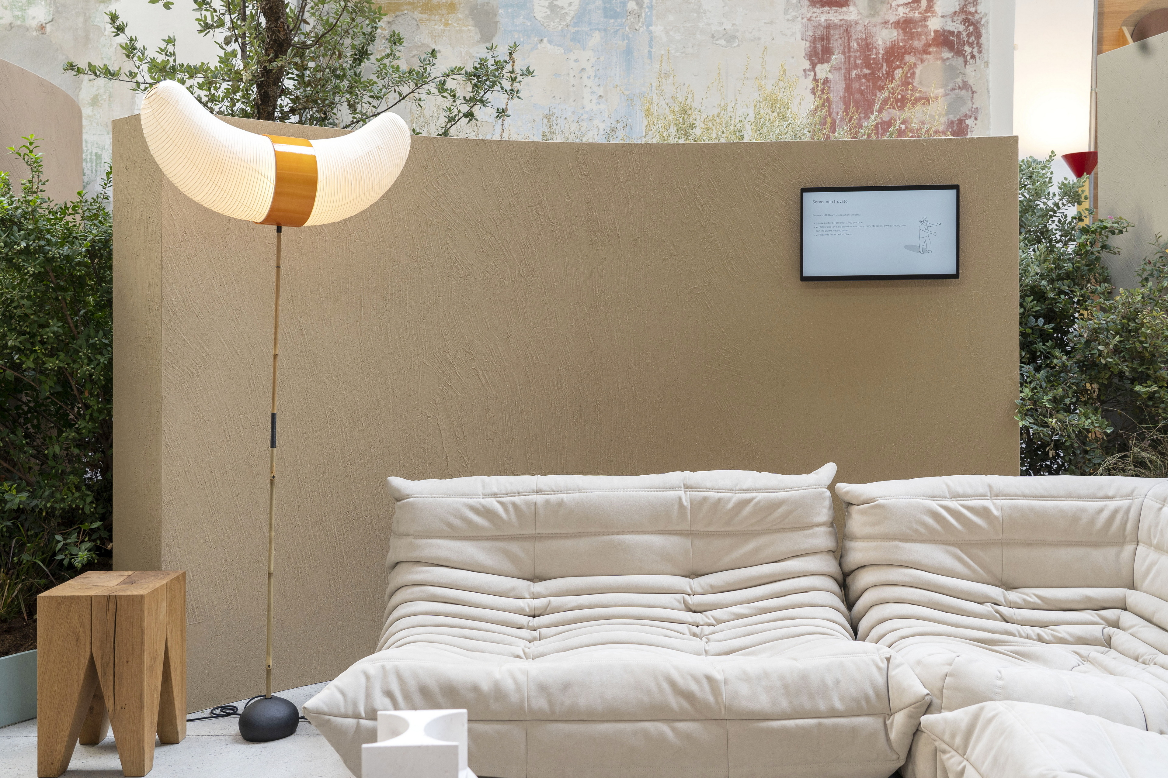 Matteo Brioni's coarse-grained clay finishing wall plaster MultiTerra Smooth for Mollura MOHD showroom in Milan. Project by Studio Pepe