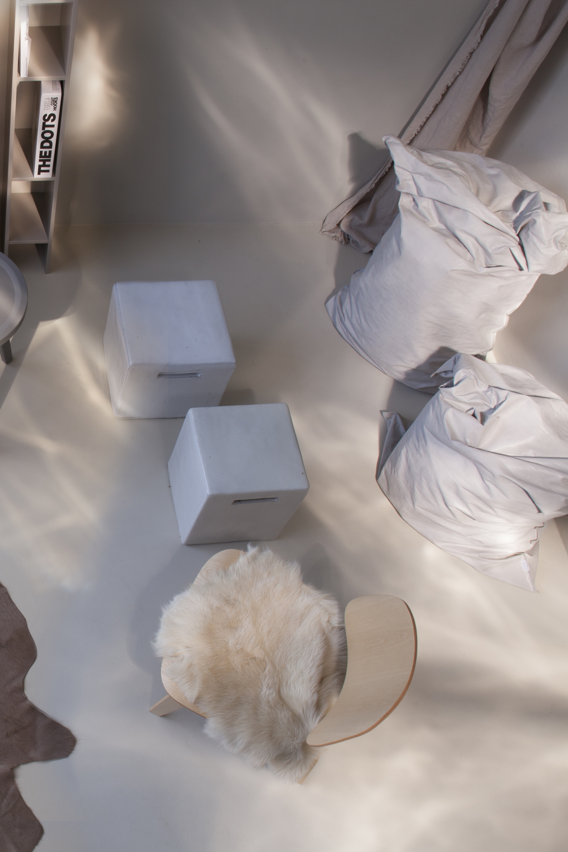 BnB Panorama Cinque made with Matteo Brioni's fine grained clay plaster TerraVista Smooth Plus ivory custom colour for vertical surfaces and fine grain coating made of clay and epoxy resin TerraFloor Smooth for the floors. Project by Stefania Pellegrinelli