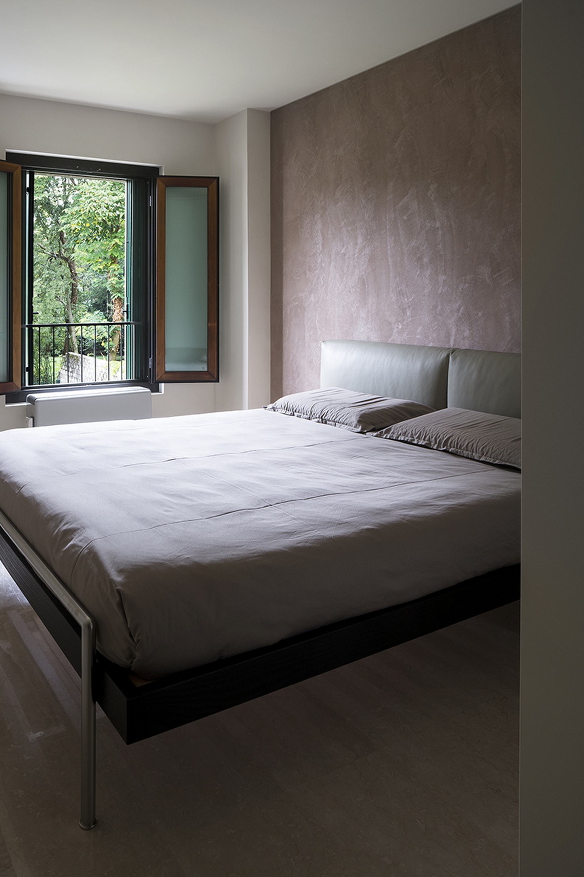 Matteo Brioni's fine-grained clay plaster TerraVista Smooth Vinaccia  (light wine) color installed on walls in the private residence House 25 by Stefano Tonellotto