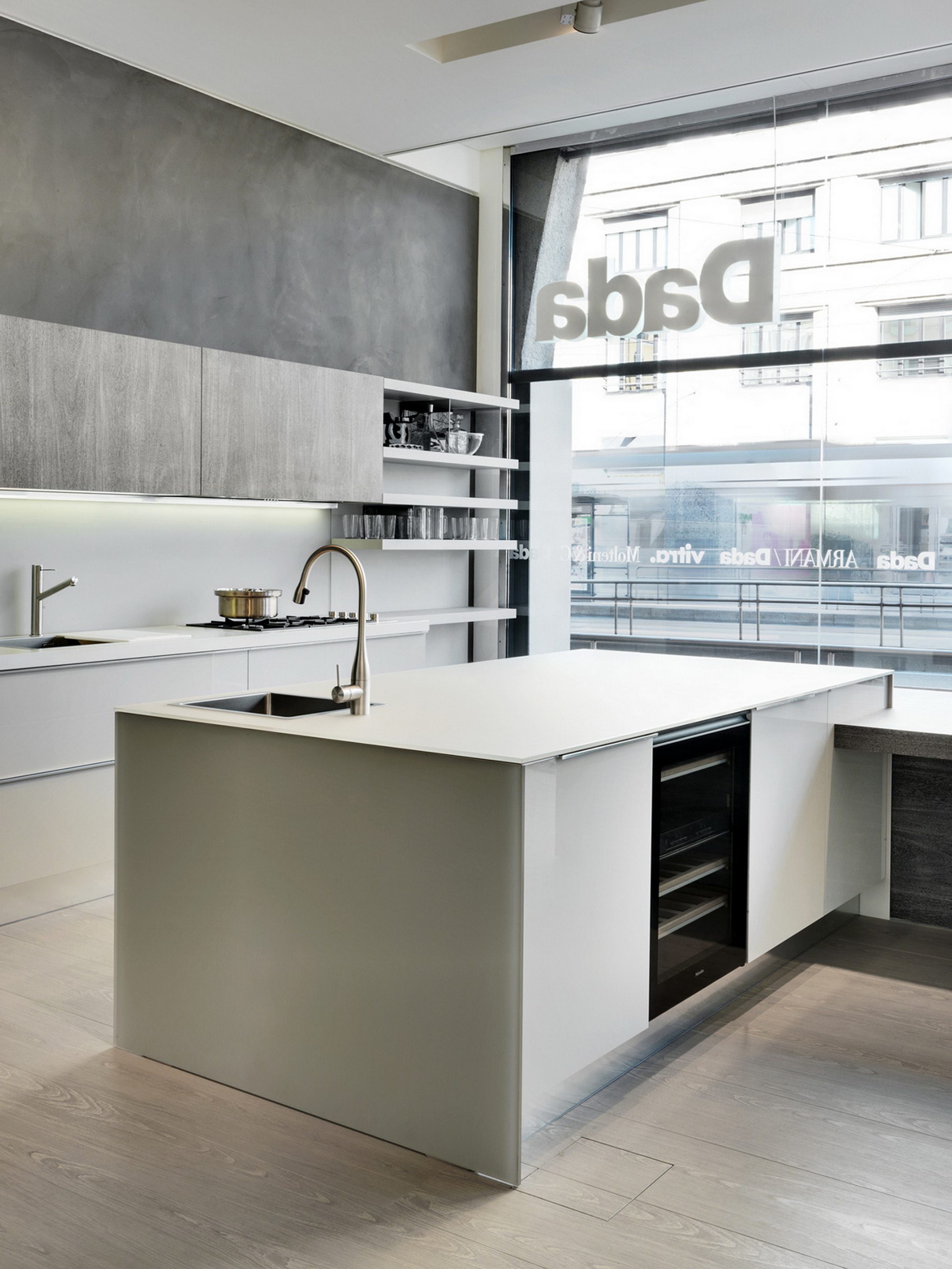 Showroom DADA in Milan, made with Matteo Brioni's fine-grained clay plaster TerraVista Smooth Sale Grigio color with Plus customization, photo by Andrea Martiradonna