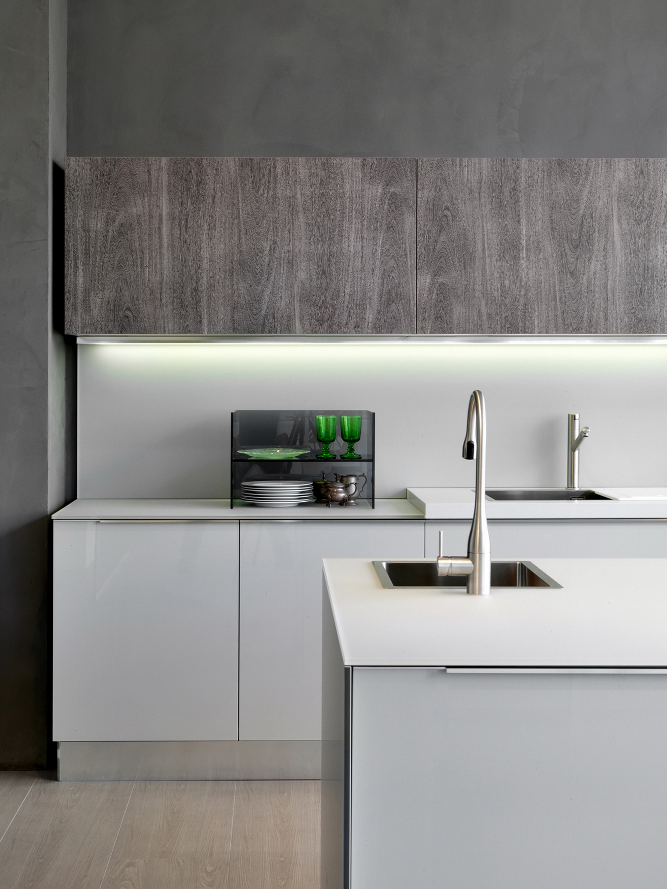 Showroom DADA in Milan, made with Matteo Brioni's fine-grained clay plaster TerraVista Smooth Sale Grigio color with Plus customization, photo by Andrea Martiradonna