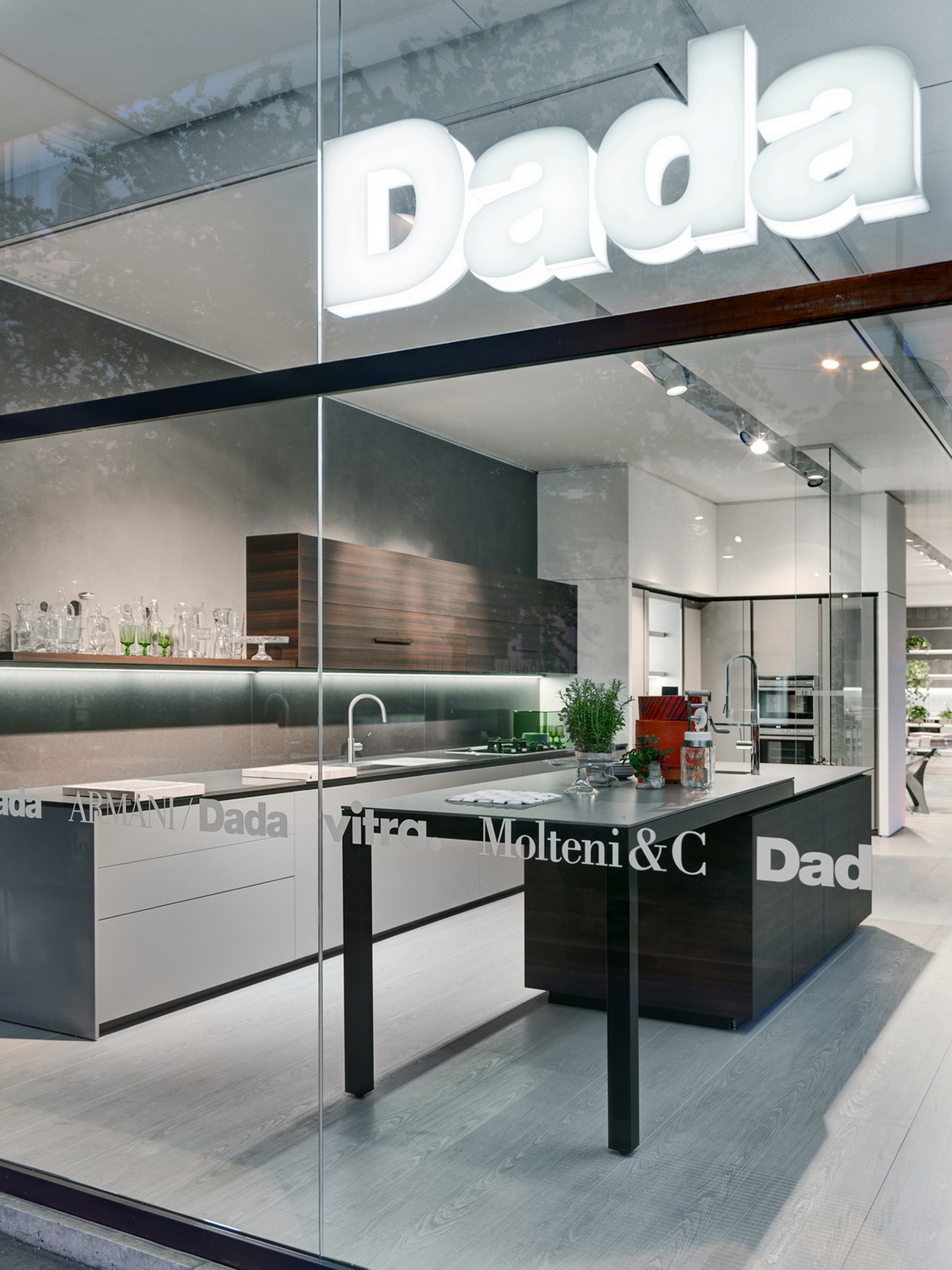 Showroom DADA in Milan, made with Matteo Brioni's fine-grained clay plaster TerraVista Smooth Sale Grigio color with Plus customization, photo by Davide Arena