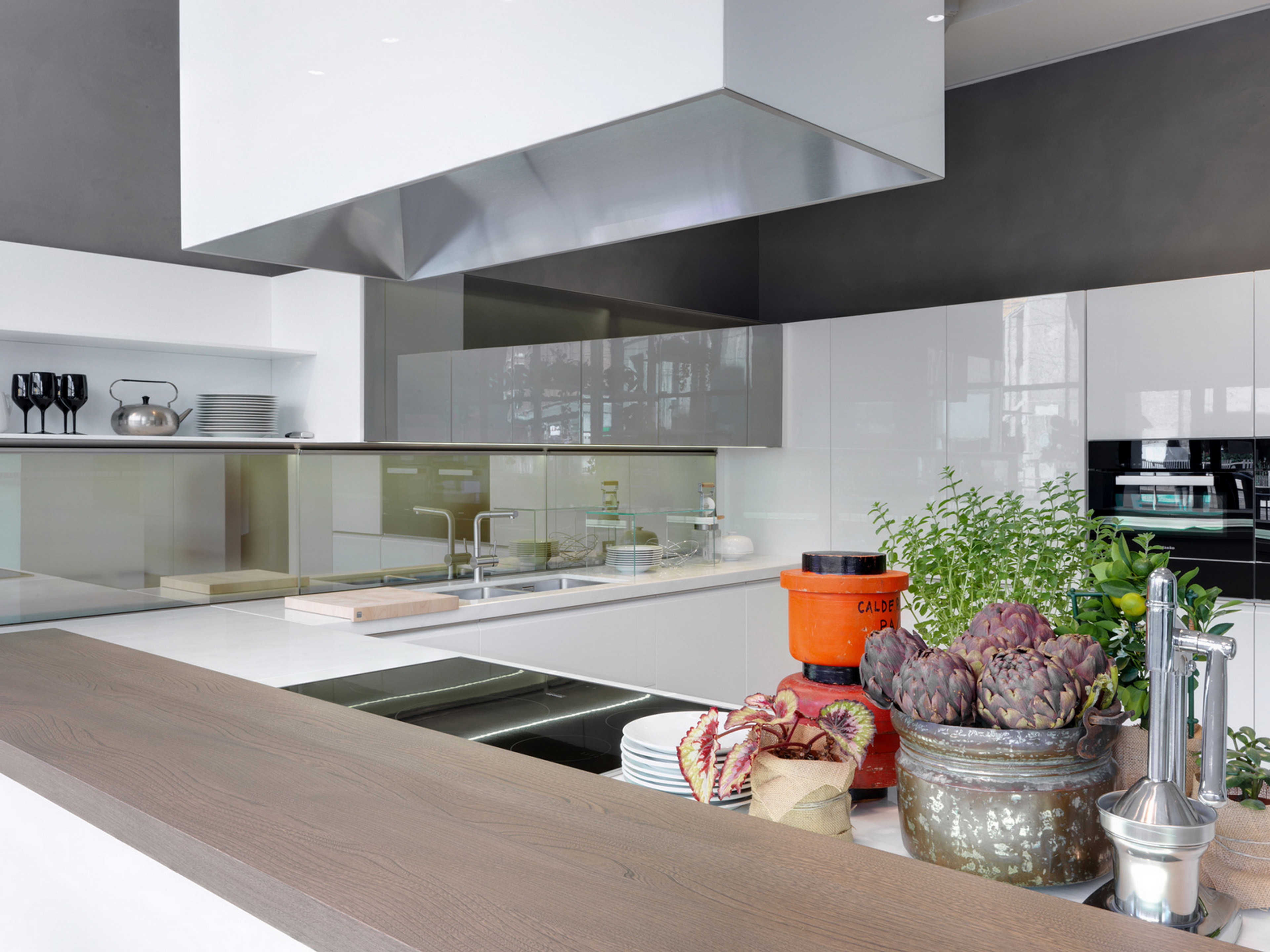 Showroom DADA in Milan, made with Matteo Brioni's fine-grained clay plaster TerraVista Smooth Sale Grigio color with Plus customization, photo by Andrea Martiradonna