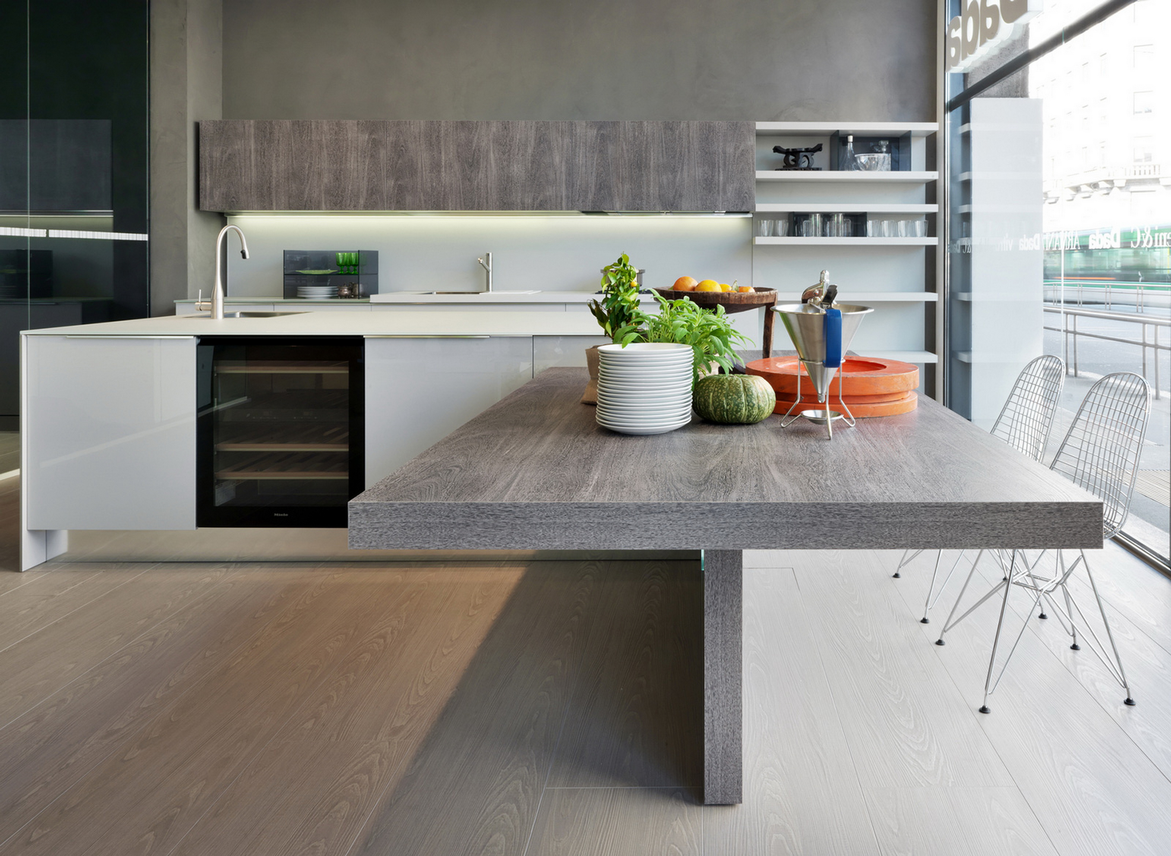 Showroom DADA in Milan, made with Matteo Brioni's fine-grained clay plaster TerraVista Smooth Sale Grigio color with Plus customization, photo by Andrea Martiradonna