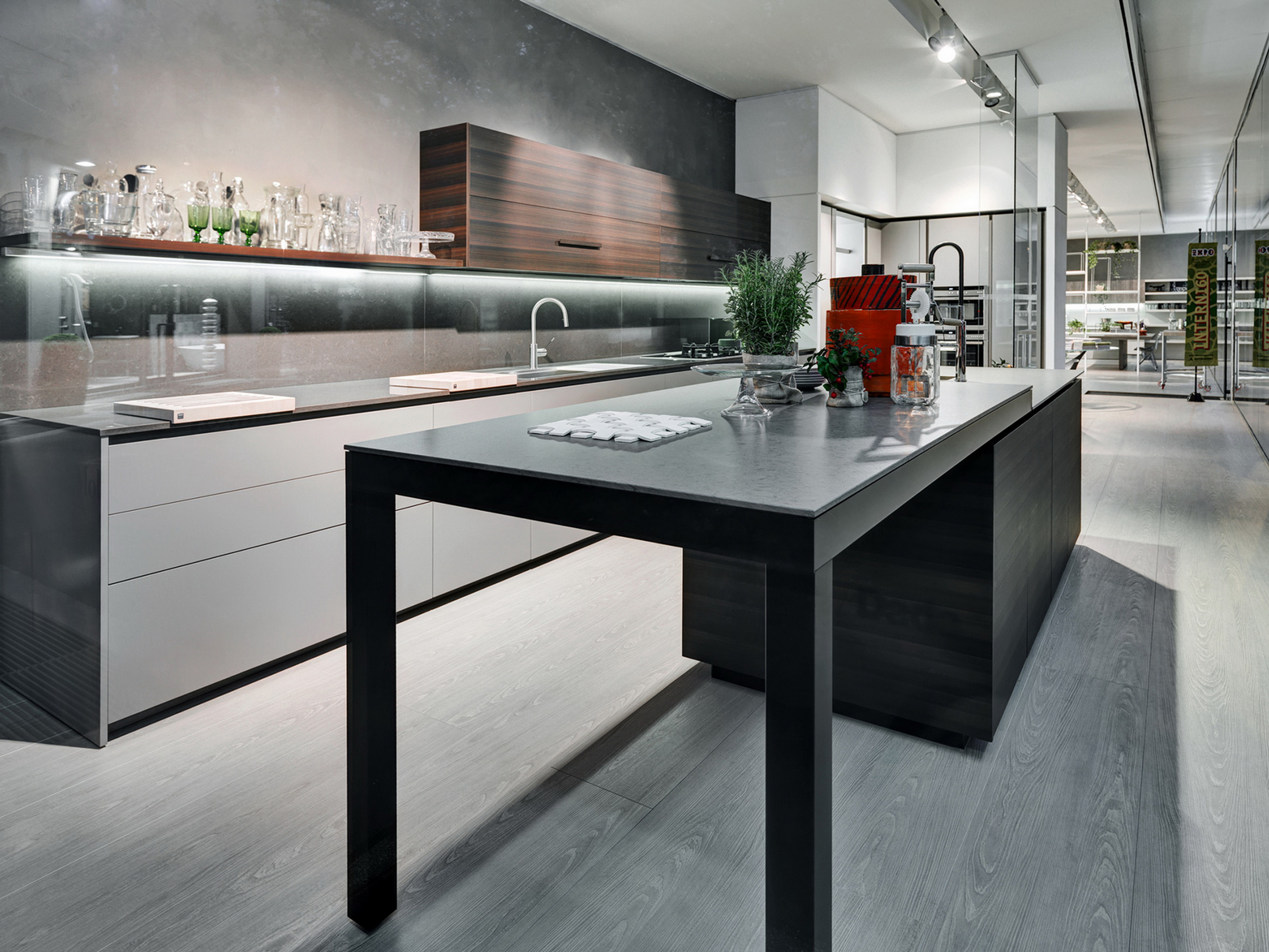 Showroom DADA in Milan, made with Matteo Brioni's fine-grained clay plaster TerraVista Smooth Sale Grigio color with Plus customization, photo by Davide Arena