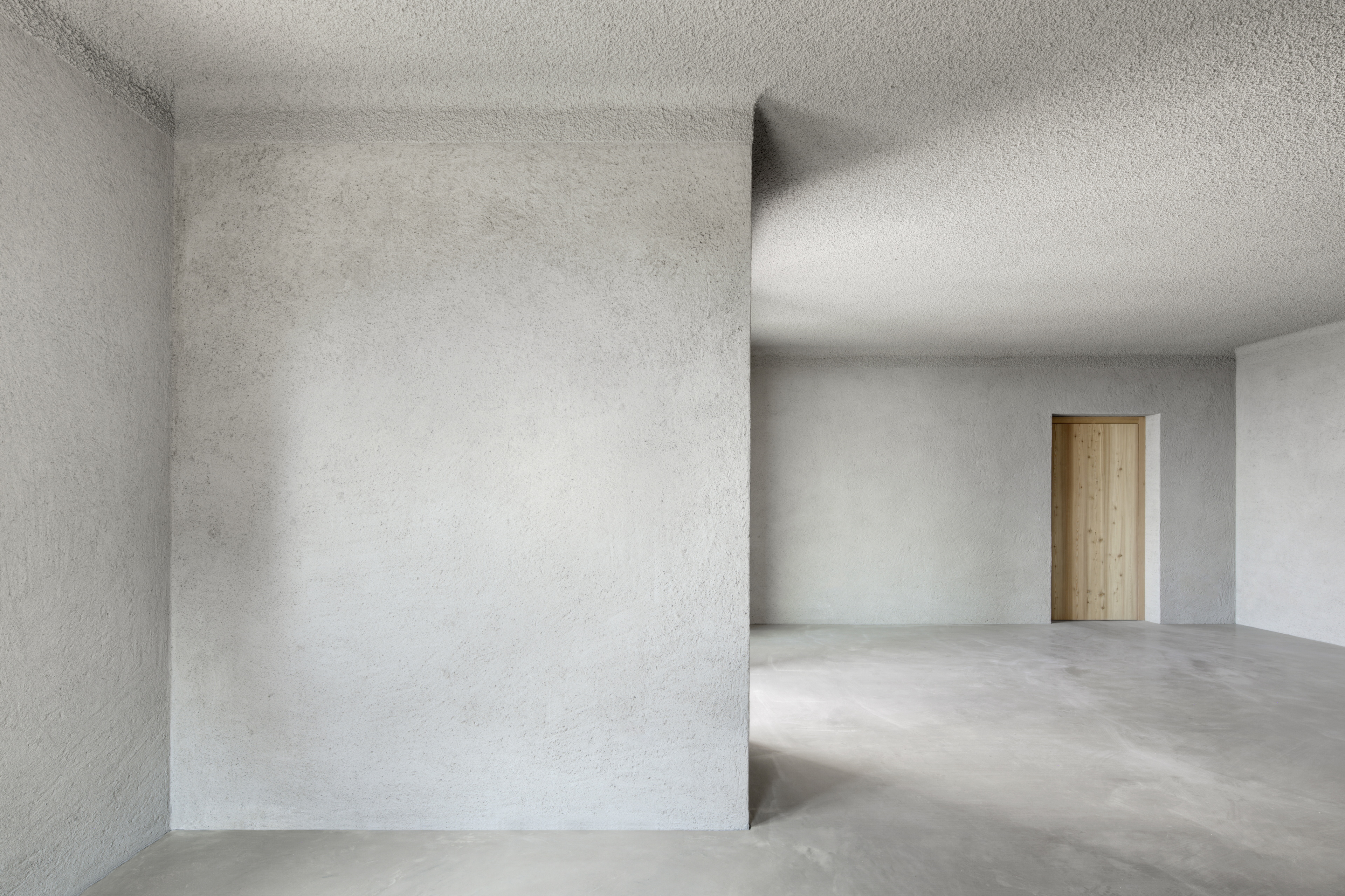 Matteo Brioni's coarse-grained clay plaster MultiTerra Structured Custom color for the walls of a private house in Bolzano by Pedevilla Architects, photo by Josef Gostner
