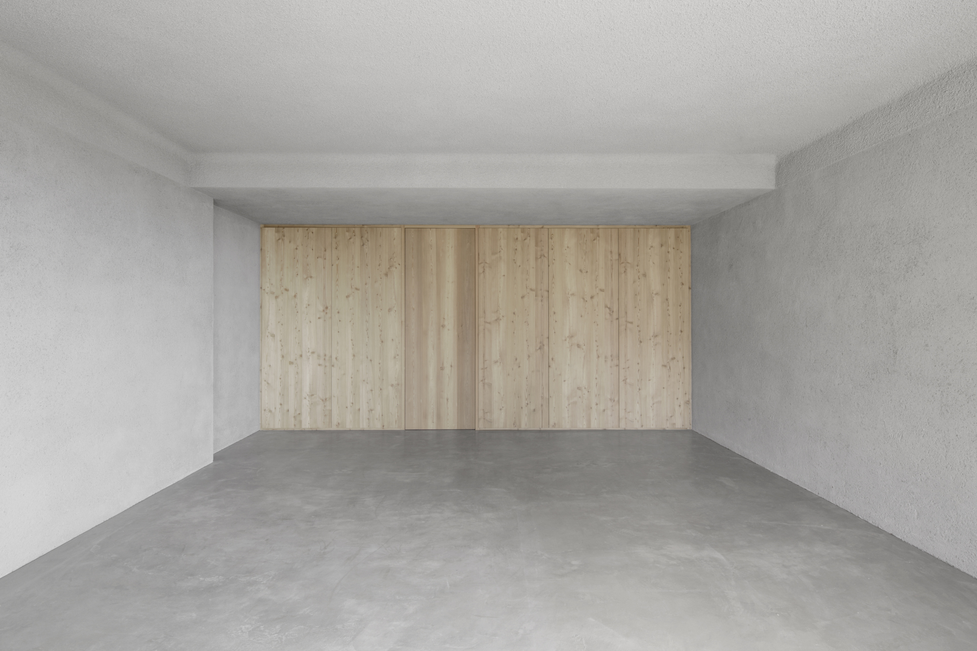 Matteo Brioni's coarse-grained clay plaster MultiTerra Structured Custom color for the walls of a private house in Bolzano by Pedevilla Architects, photo by Josef Gostner