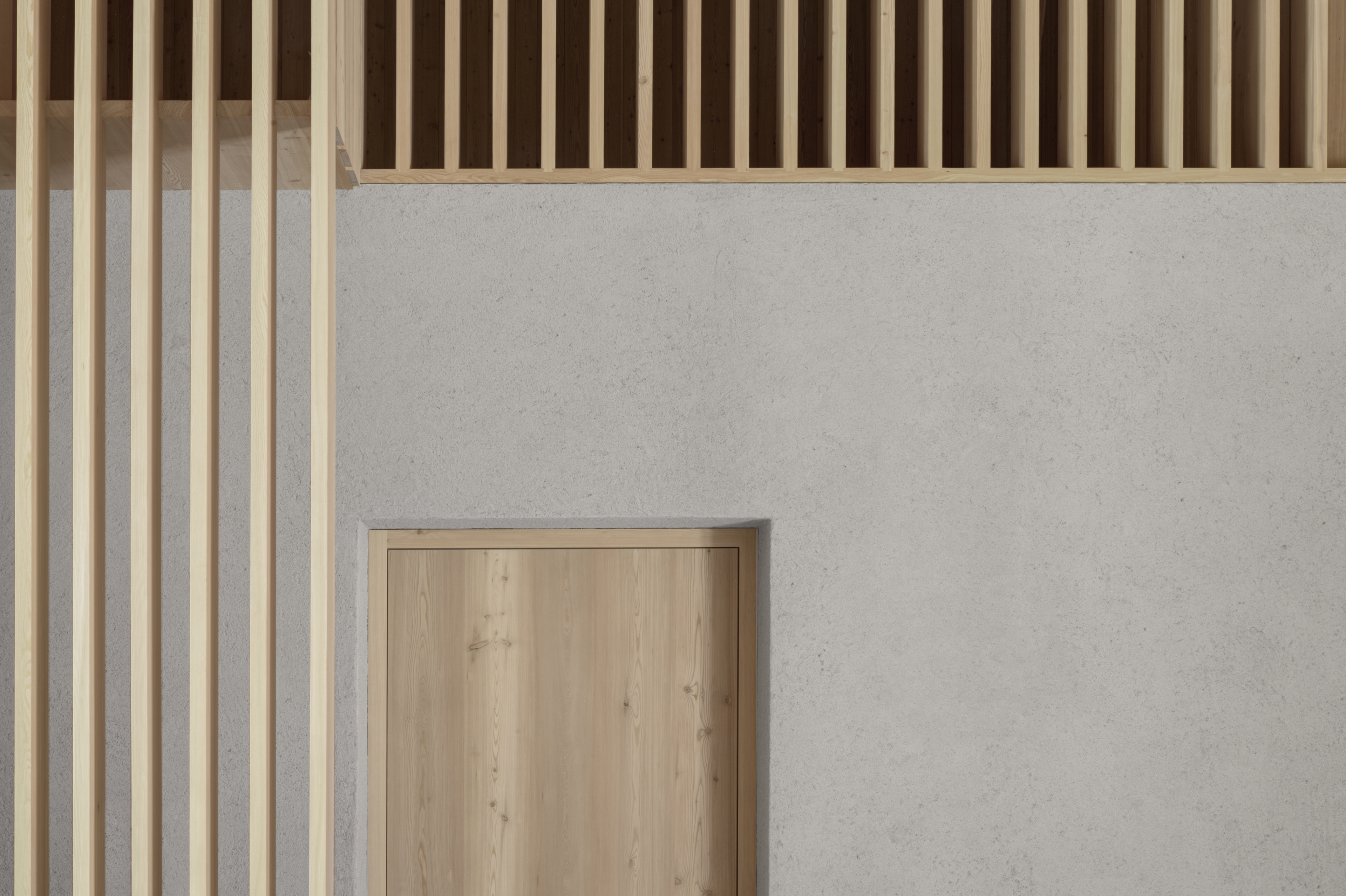 Matteo Brioni's coarse-grained clay plaster MultiTerra Structured Custom color for the walls of a private house in Bolzano by Pedevilla Architects, photo by Josef Gostner