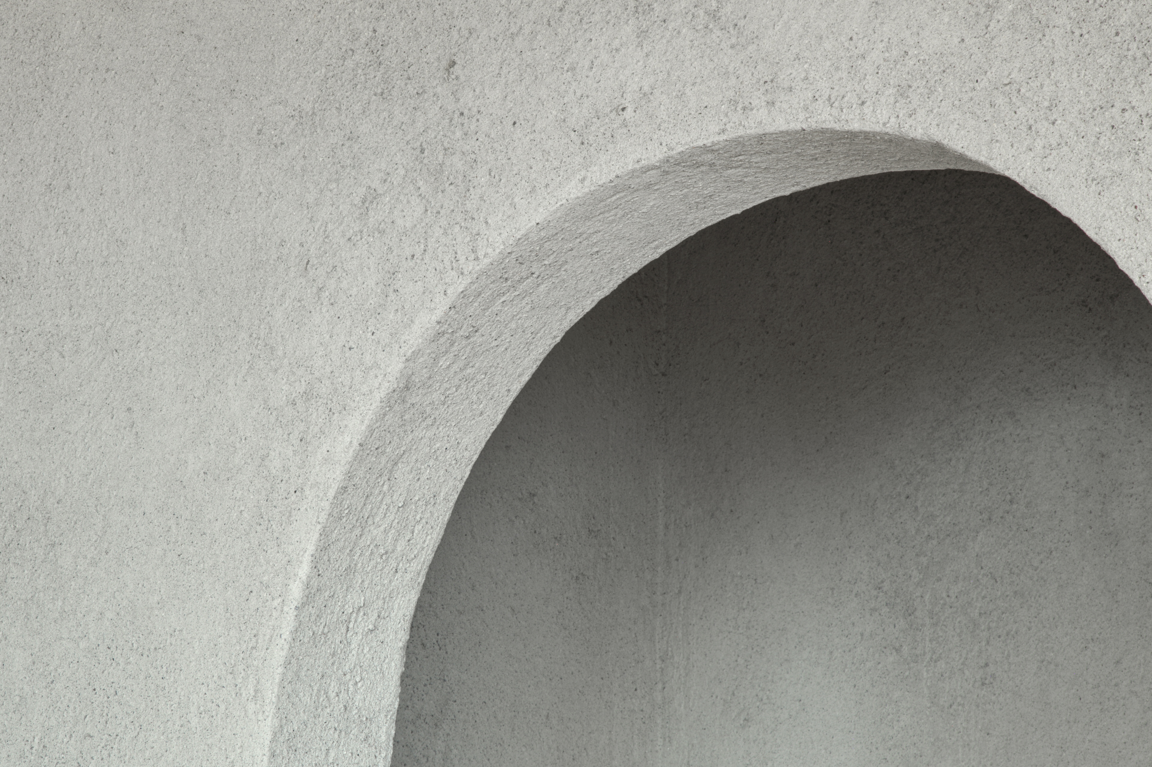 Matteo Brioni's coarse-grained clay plaster MultiTerra Structured Custom color for the walls of a private house in Bolzano by Pedevilla Architects, photo by Josef Gostner