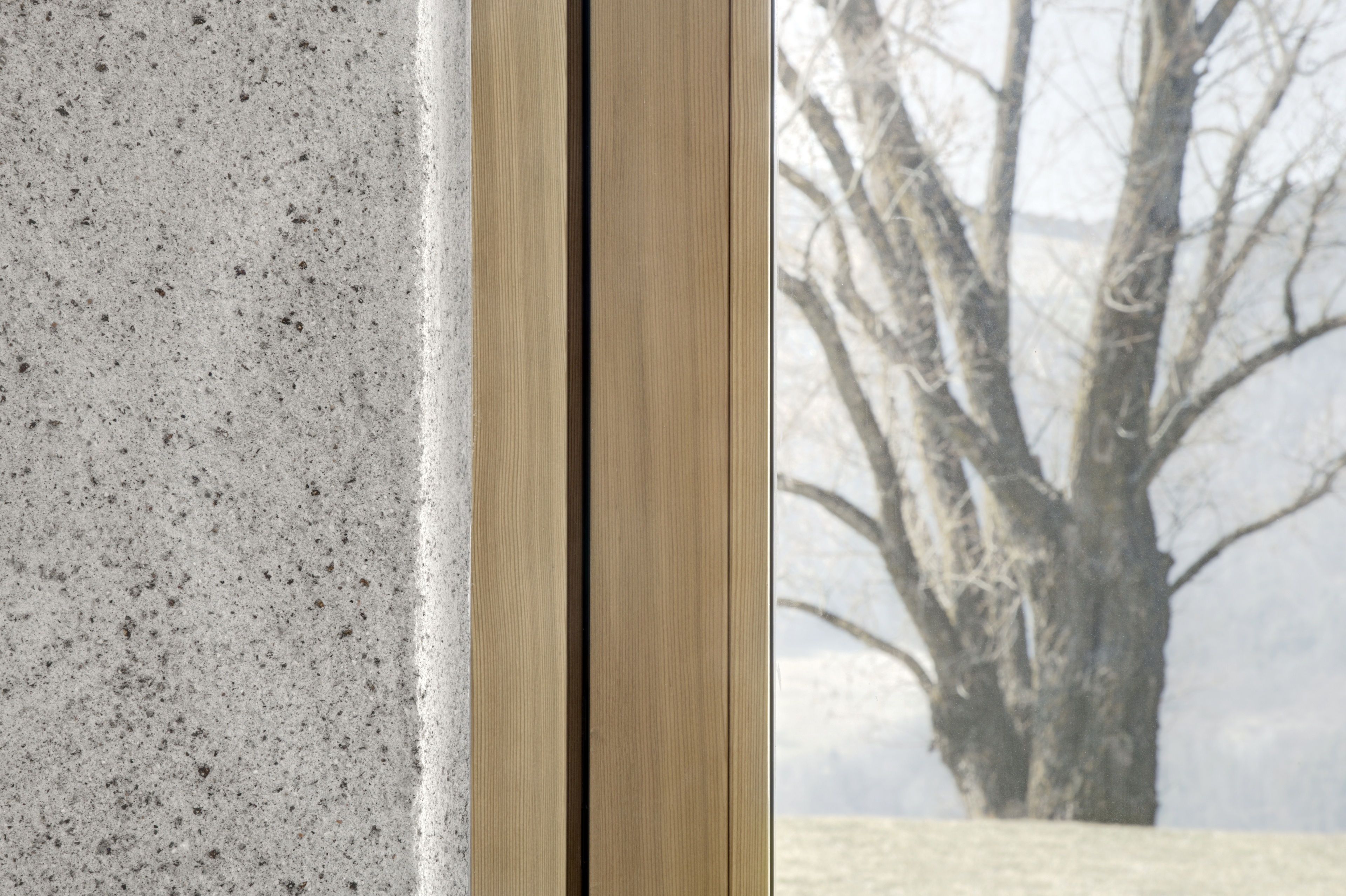 Matteo Brioni's coarse-grained clay plaster MultiTerra Structured Custom color for the walls of a private house in Bolzano by Pedevilla Architects, photo by Josef Gostner