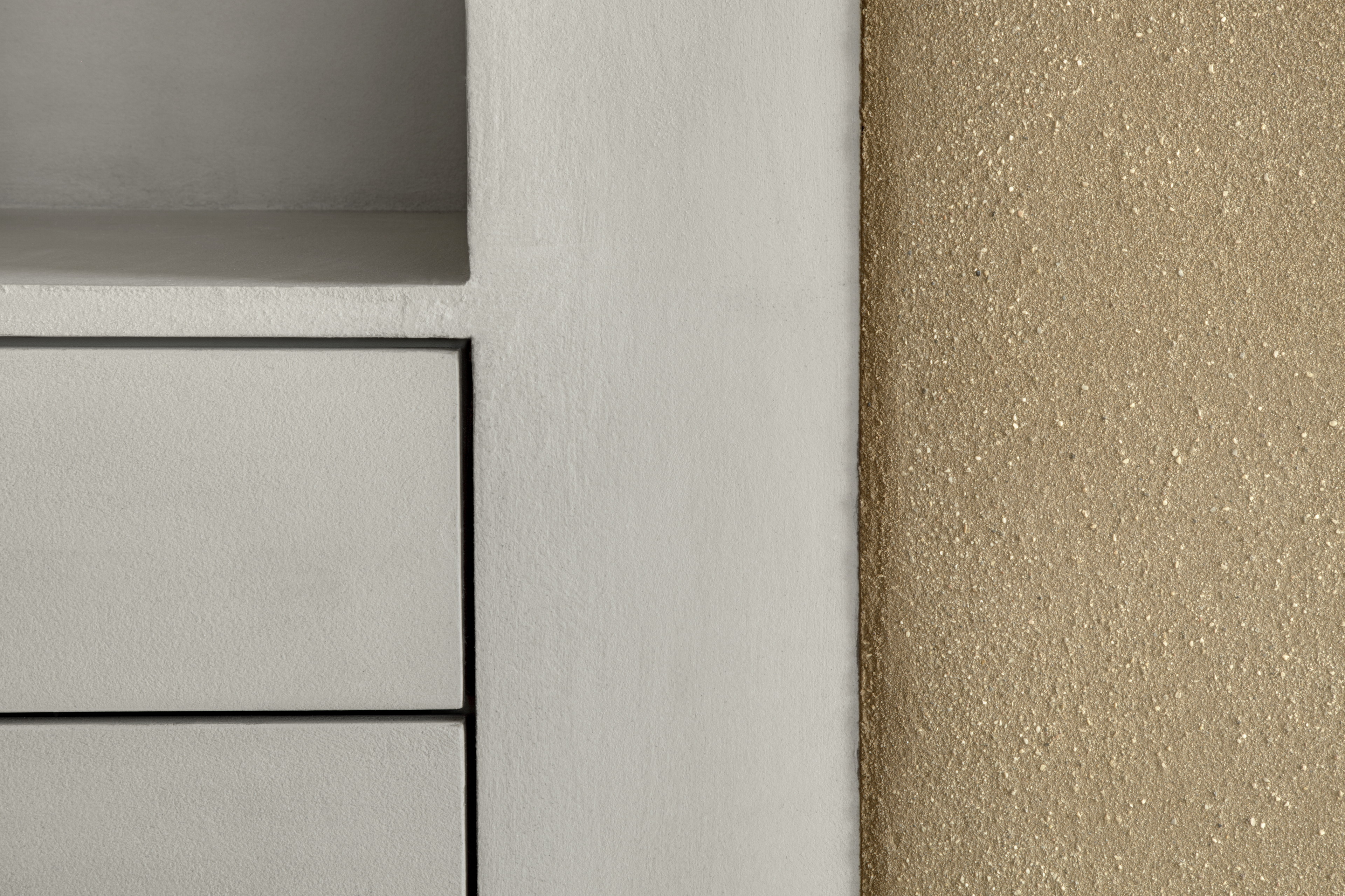 Matteo Brioni's coarse-grained clay plaster MultiTerra Smooth Cacao and Panna colors installed on walls, ceilings and furnitures in a private house in Brunico by Pedevilla Architects