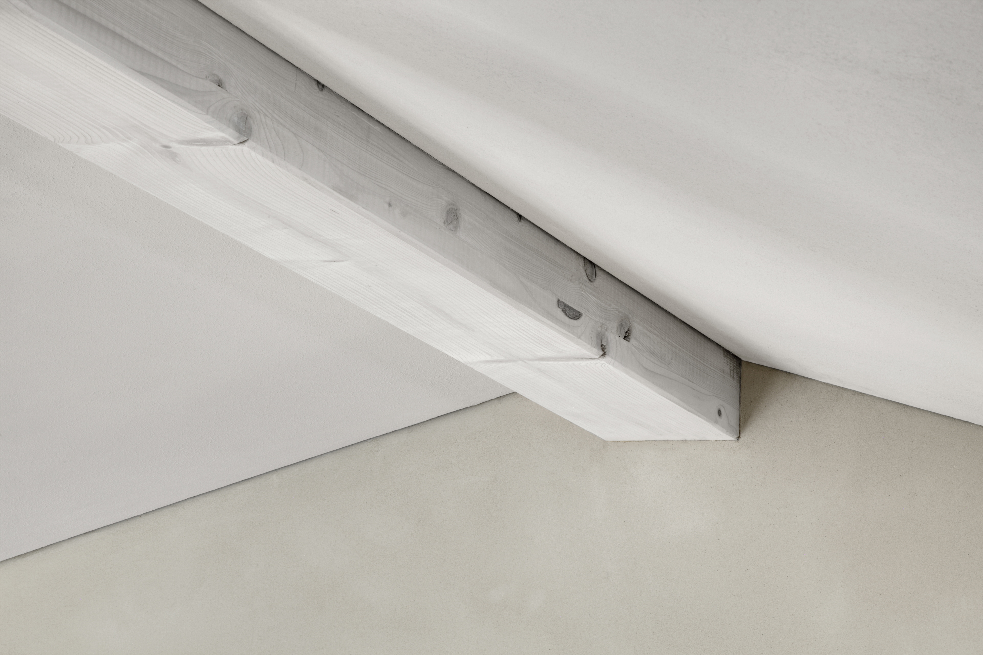 Matteo Brioni's coarse-grained clay plaster MultiTerra Smooth Panna (cream) color installed on walls, ceilings and furnitures in a private house in Brunico by Pedevilla Architects