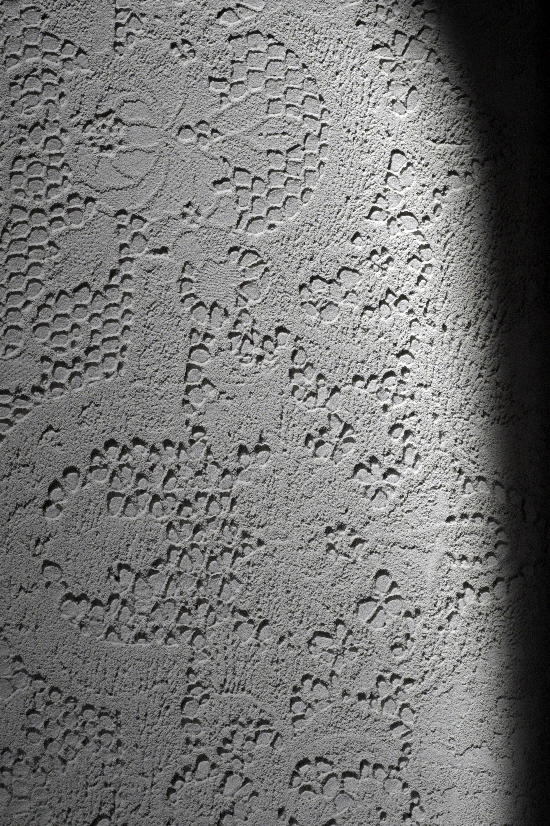 Matteo Brioni's textured clay plaster TerraEvoca 2 Layers Sale Grigio (gray salt) color applied on walls in a private house in Milan by Ciro Massaro