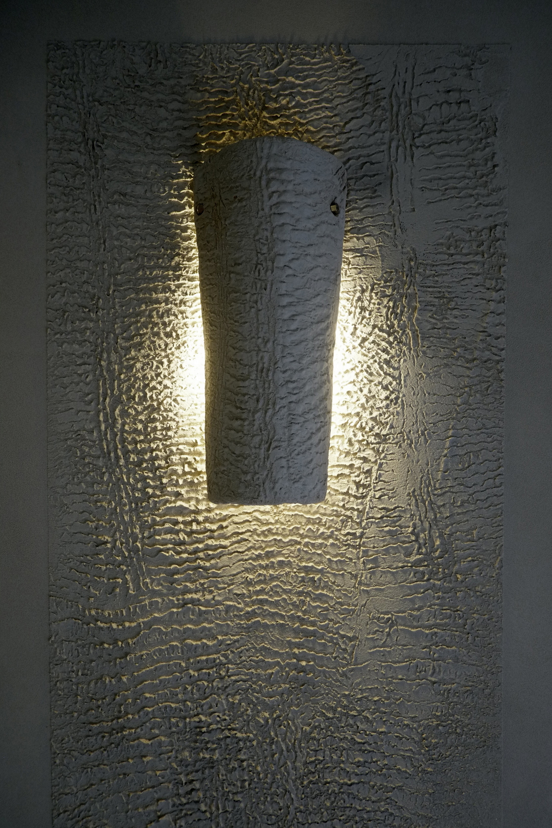 Matteo Brioni's textured clay plaster TerraEvoca 2 Layers Sale Grigio (gray salt) color applied on walls in a private house in Milan by Ciro Massaro