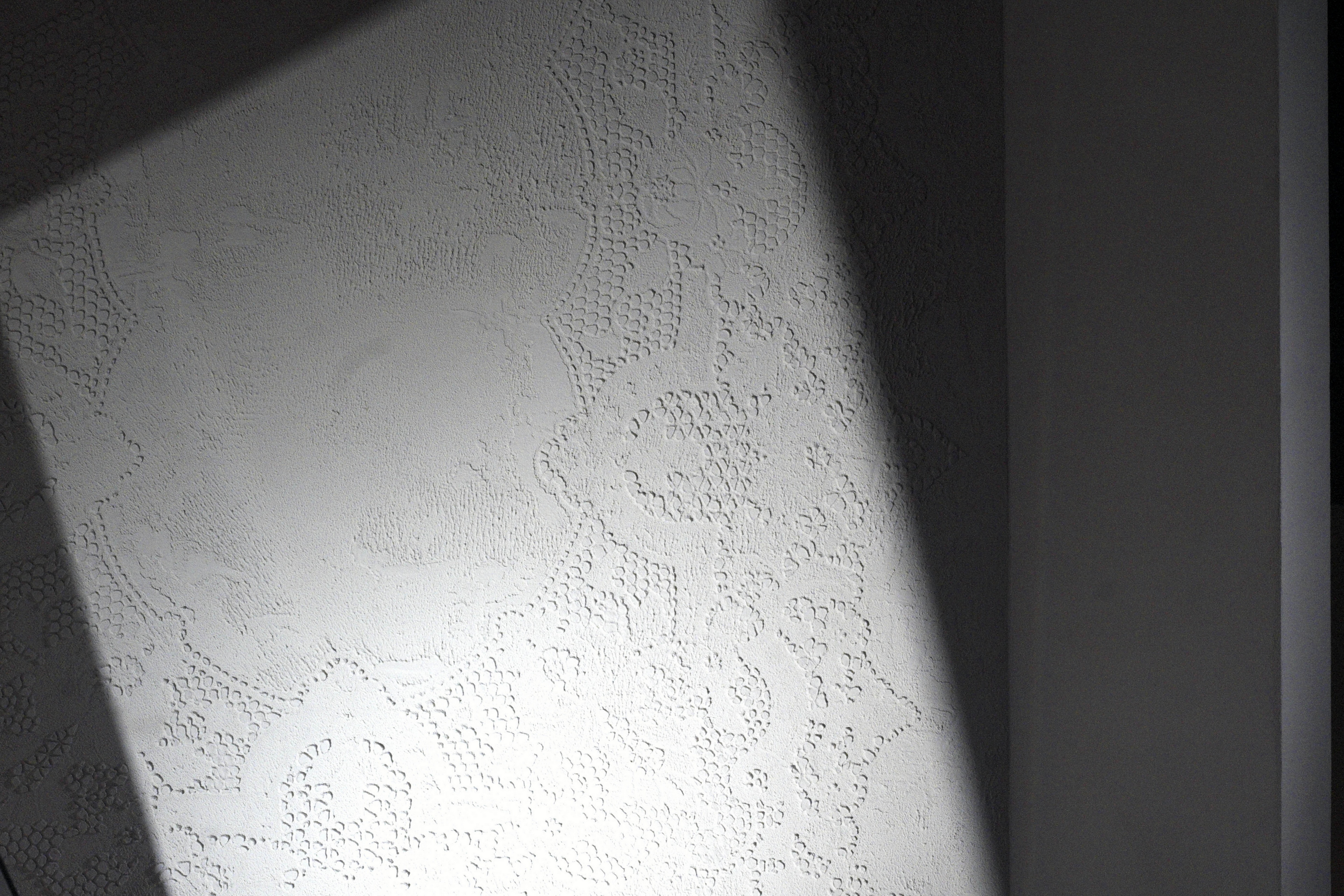 Matteo Brioni's textured clay plaster TerraEvoca 2 Layers Sale Grigio (gray salt) color applied on walls in a private house in Milan by Ciro Massaro