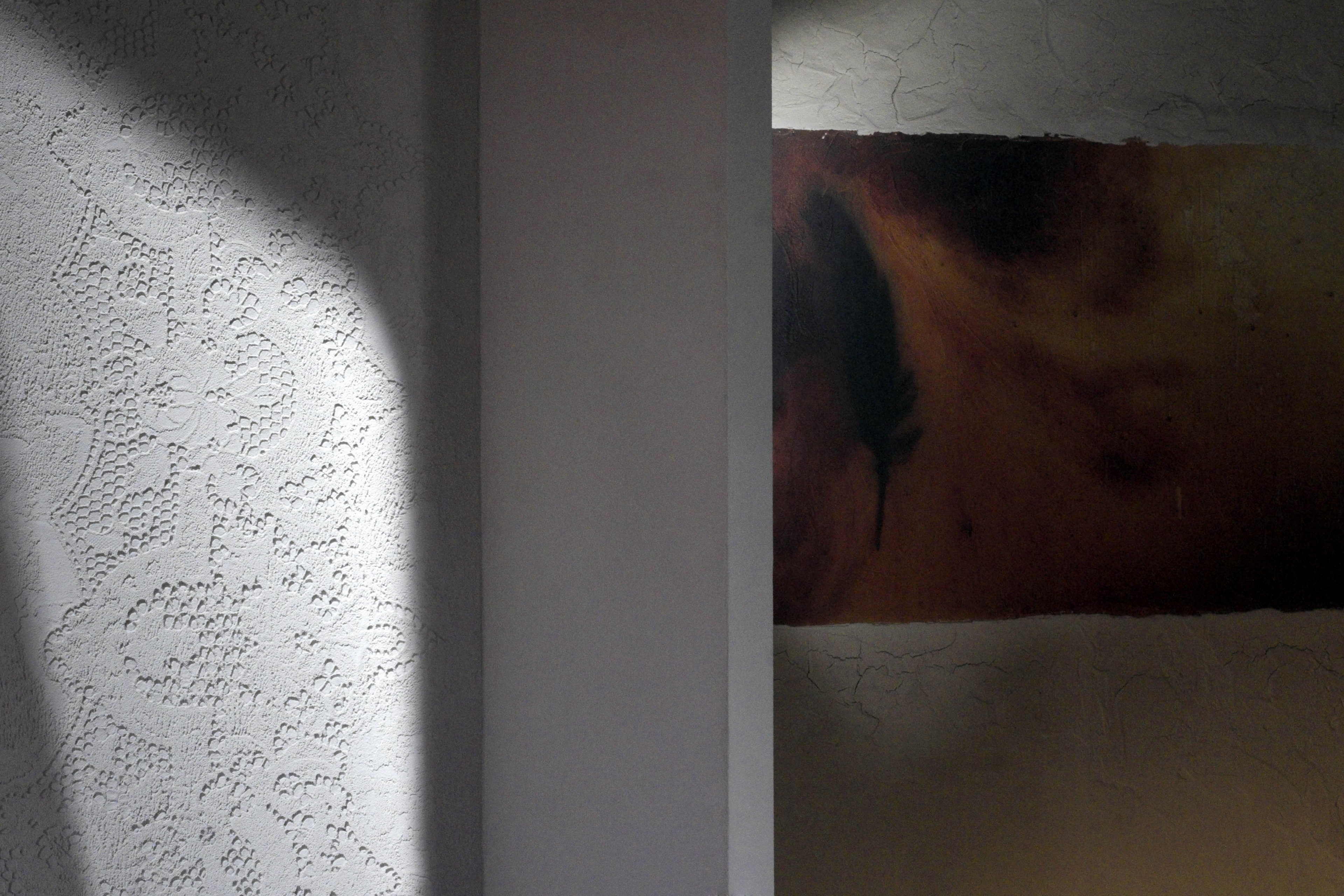 Matteo Brioni's textured clay plaster TerraEvoca 2 Layers Sale Grigio (gray salt) color applied on walls in a private house in Milan by Ciro Massaro