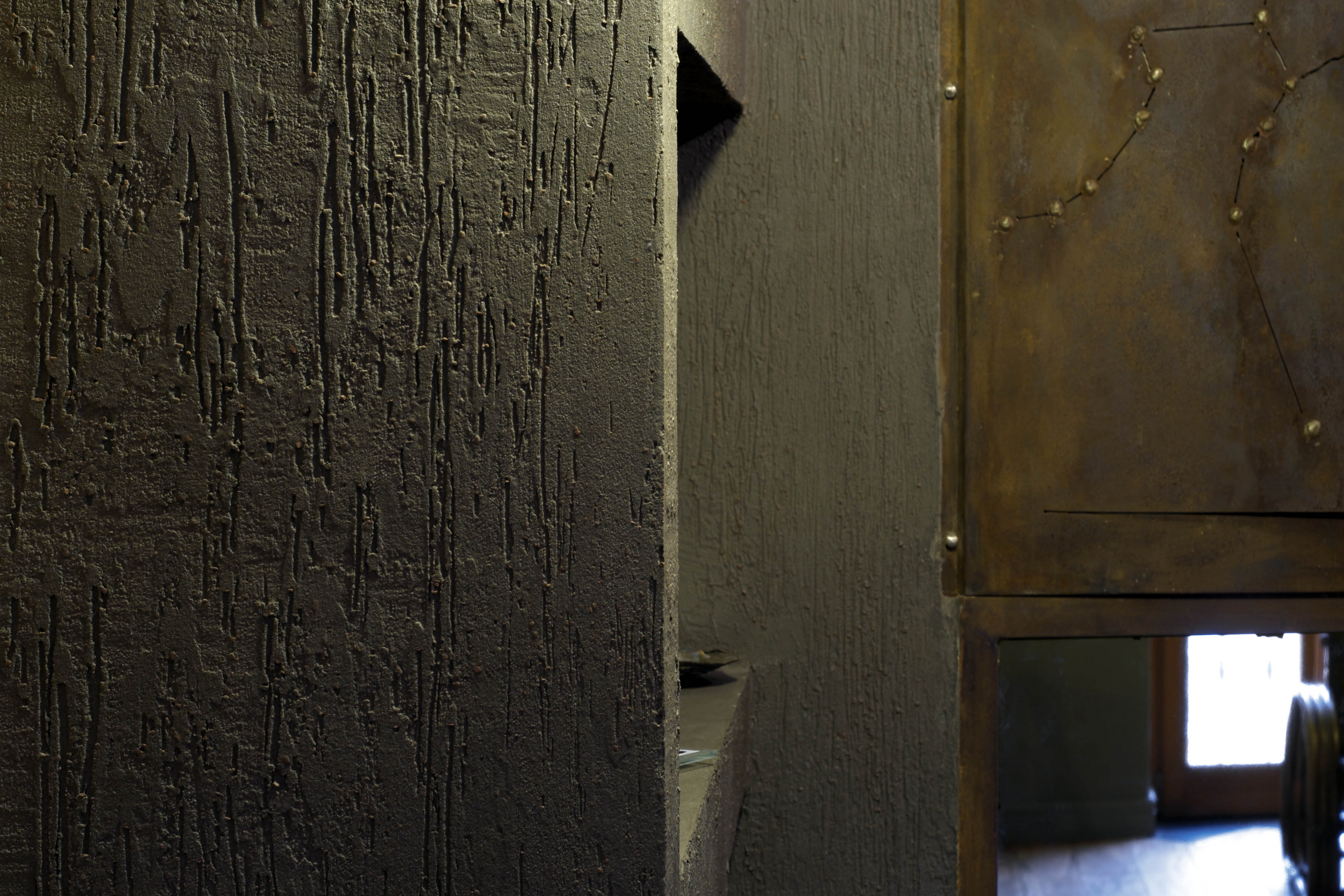 Matteo Brioni's textured clay plaster TerraEvoca 2 Layers Sale Grigio (gray salt) color applied on walls in a private house in Milan by Ciro Massaro