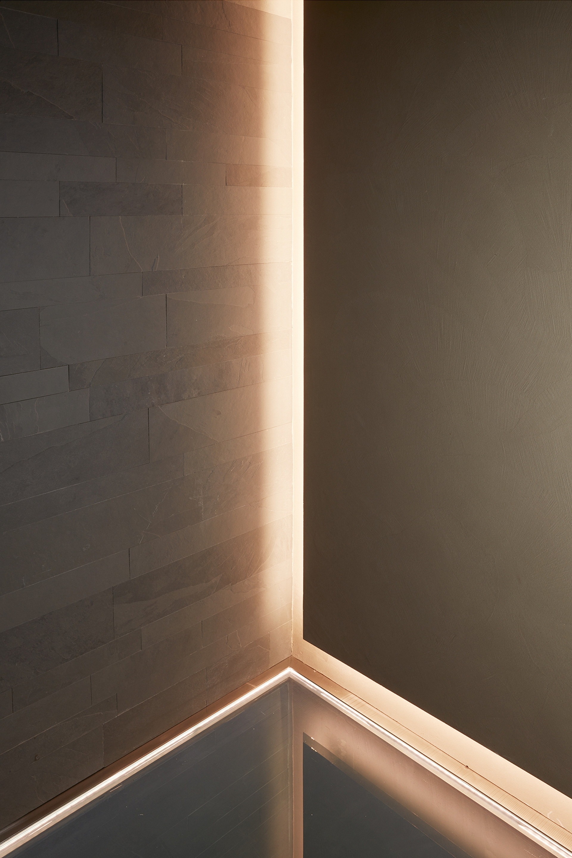 Matteo Brioni's fine-grained clay plaster TerraVista Smooth Cannella (cinnamon) color with Plus customization installed on the walls of a private residence in Novellara, project by Diego Perusko