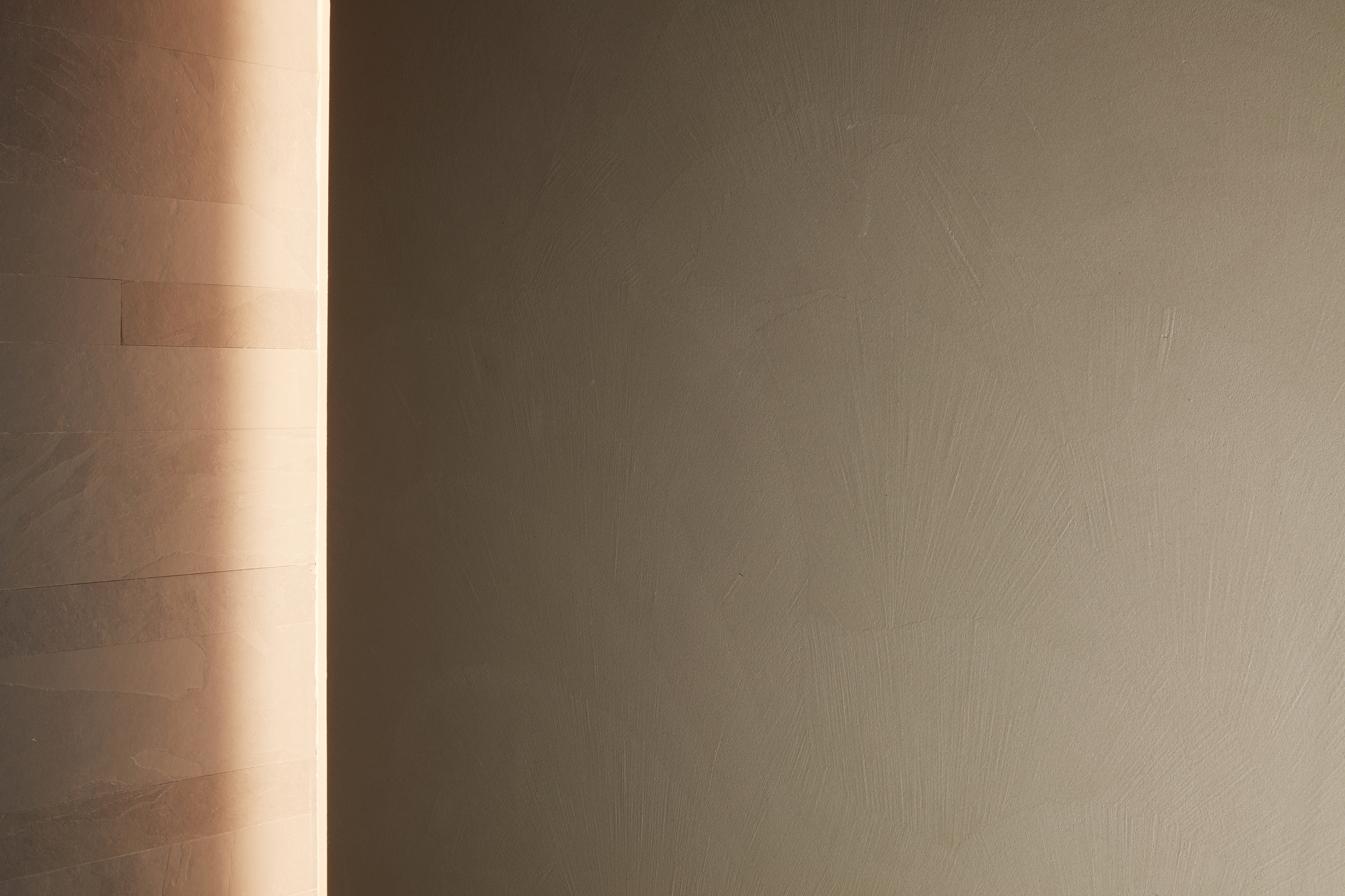 Matteo Brioni's fine-grained clay plaster TerraVista Smooth Cannella (cinnamon) color with Plus customization installed on the walls of a private residence in Novellara, project by Diego Perusko