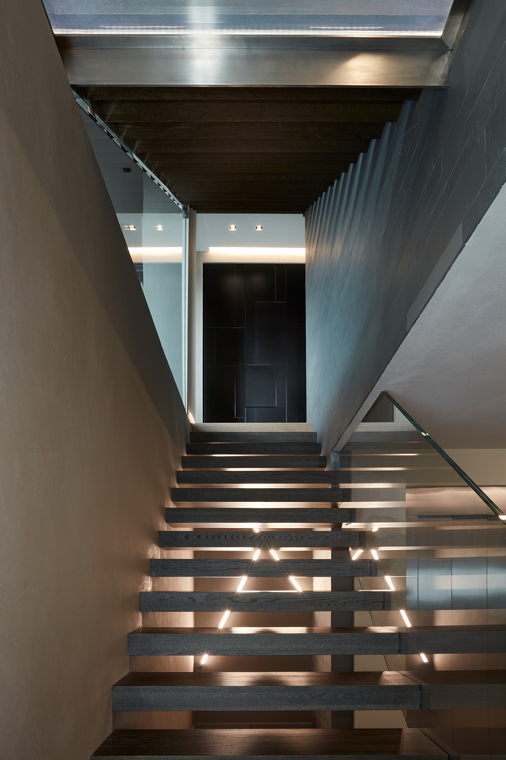 Matteo Brioni's fine-grained clay plaster TerraVista Smooth Cannella (cinnamon) color with Plus customization installed on the walls of a private residence in Novellara, project by Diego Perusko