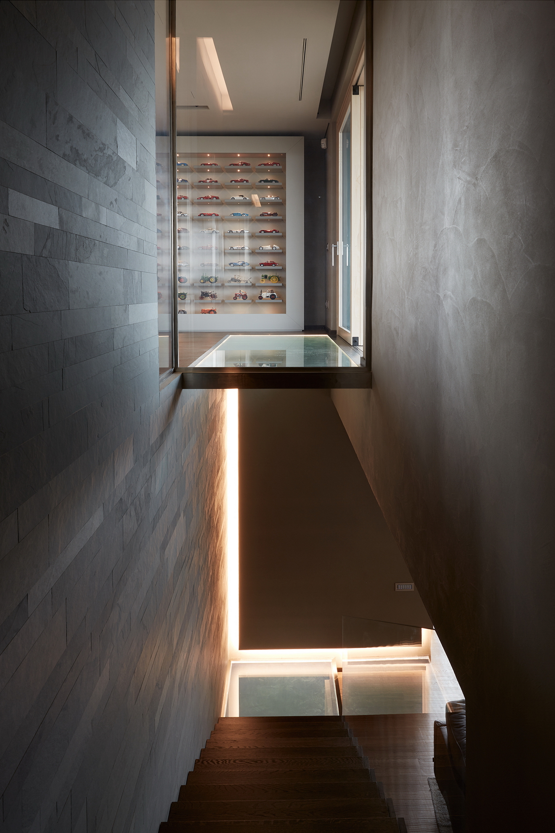 Matteo Brioni's fine-grained clay plaster TerraVista Smooth Sale Grigio (gray salt) color with Plus customization installed on the walls of a private residence in Novellara, project by Diego Perusko