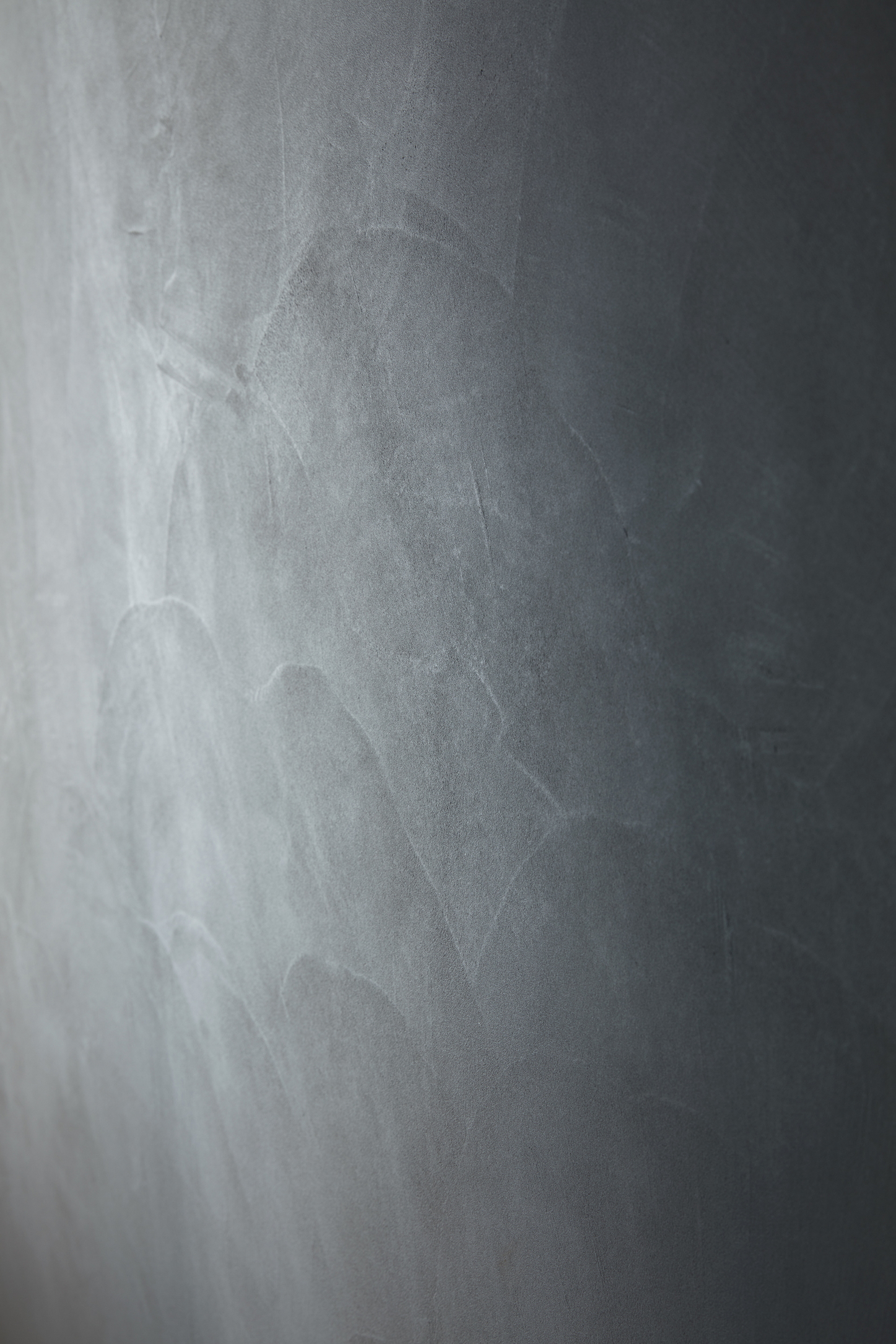 Matteo Brioni's fine-grained clay plaster TerraVista Smooth Sale Grigio (gray salt) color with Plus customization installed on the walls of a private residence in Novellara, project by Diego Perusko