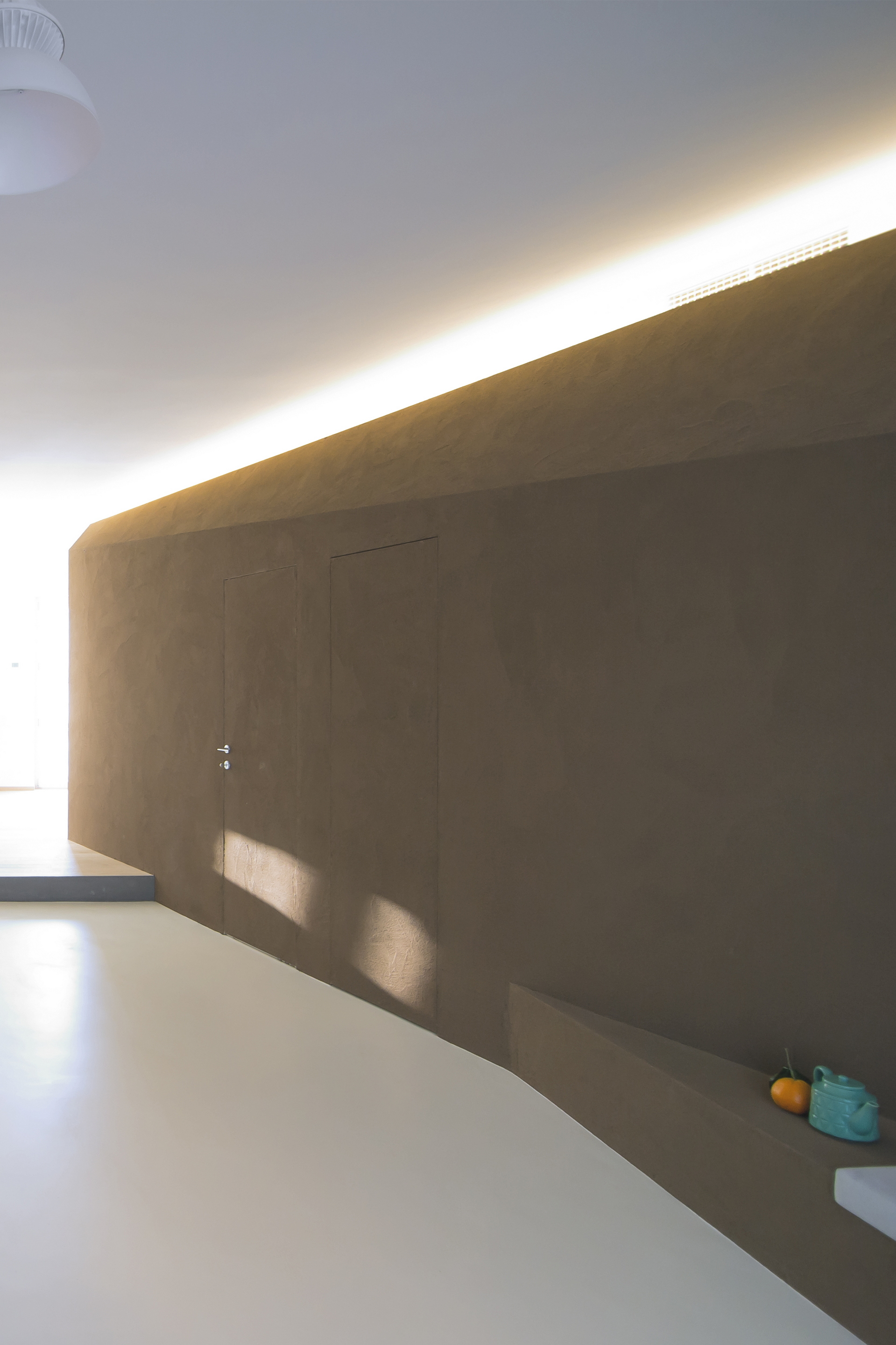 Matteo Brioni's fine-grained clay plaster TerraVista Smooth Cacao color for a private apartment in Turin by R3Architetti, photo by Carlo Mossetti