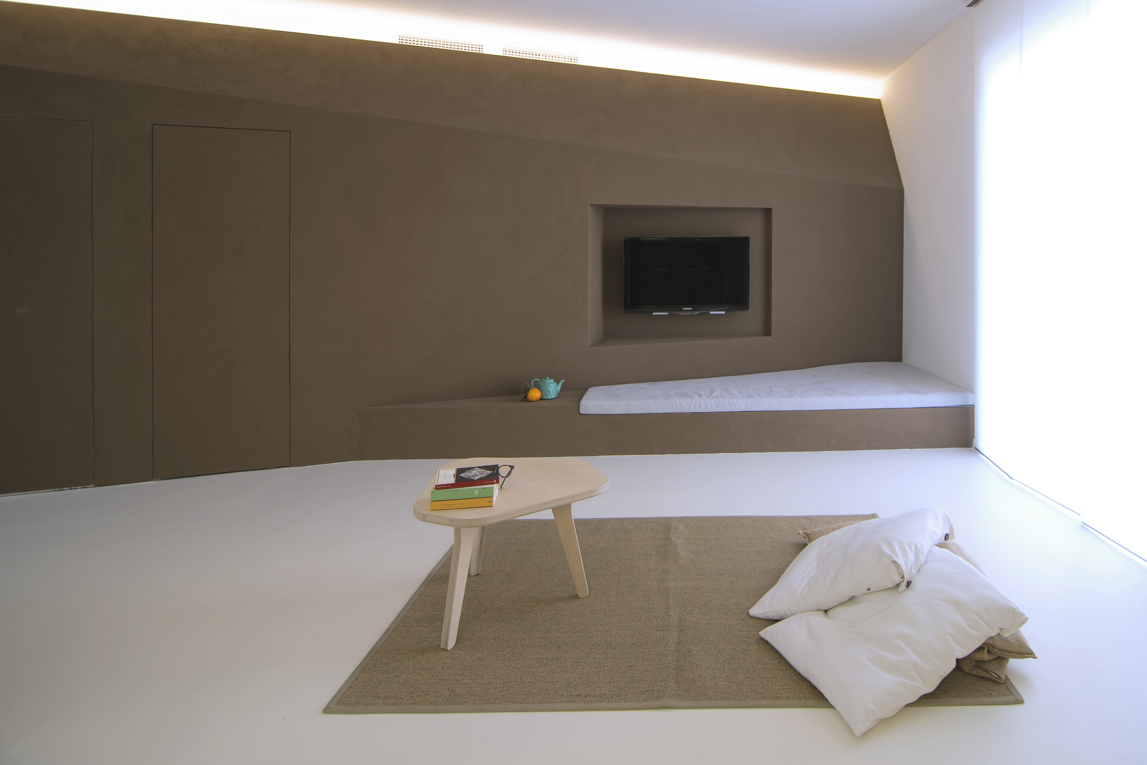 Matteo Brioni's fine-grained clay plaster TerraVista Smooth Cacao color for a private apartment in Turin by R3Architetti, photo by Carlo Mossetti