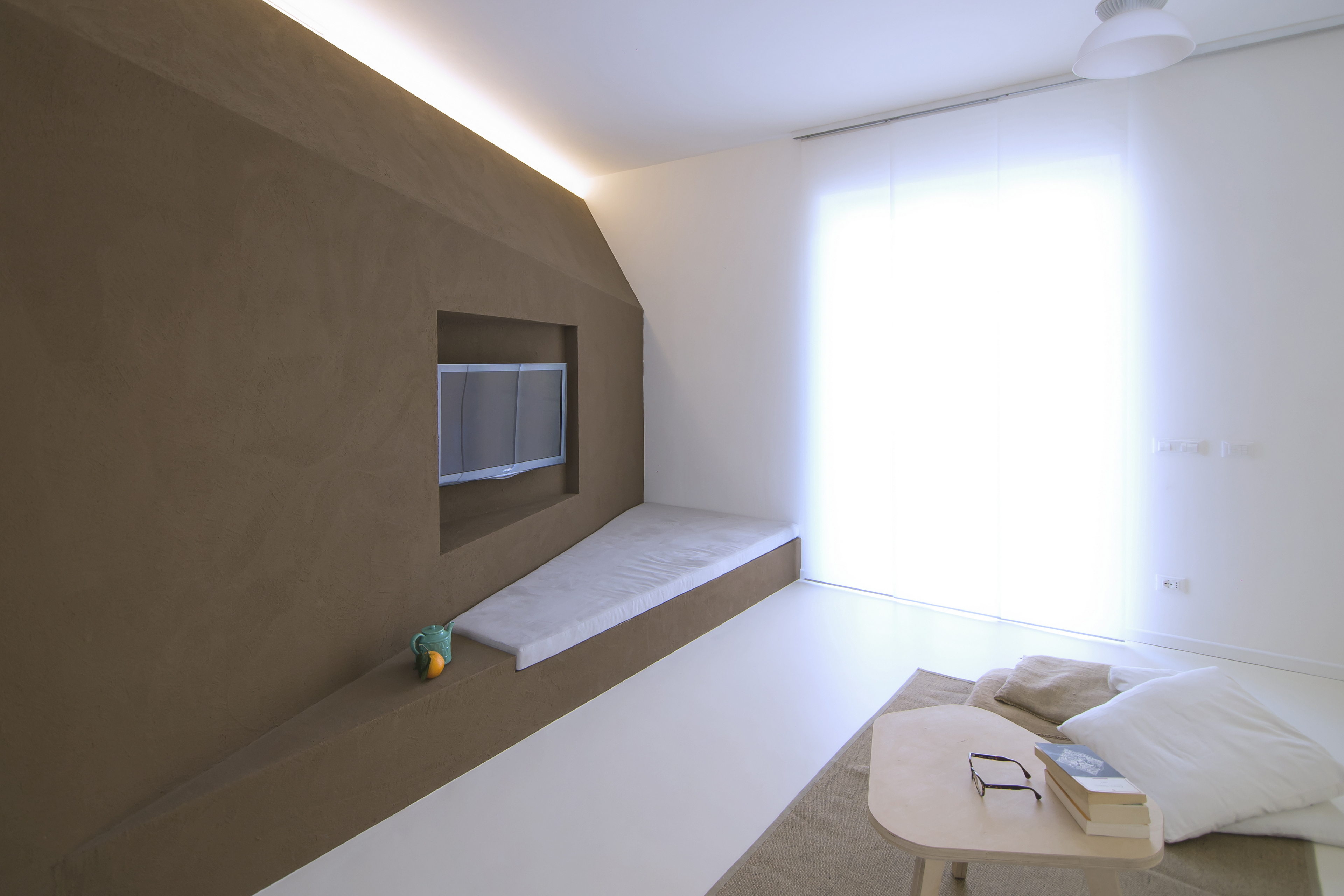 Matteo Brioni's fine-grained clay plaster TerraVista Smooth Cacao color for a private apartment in Turin by R3Architetti, photo by Carlo Mossetti