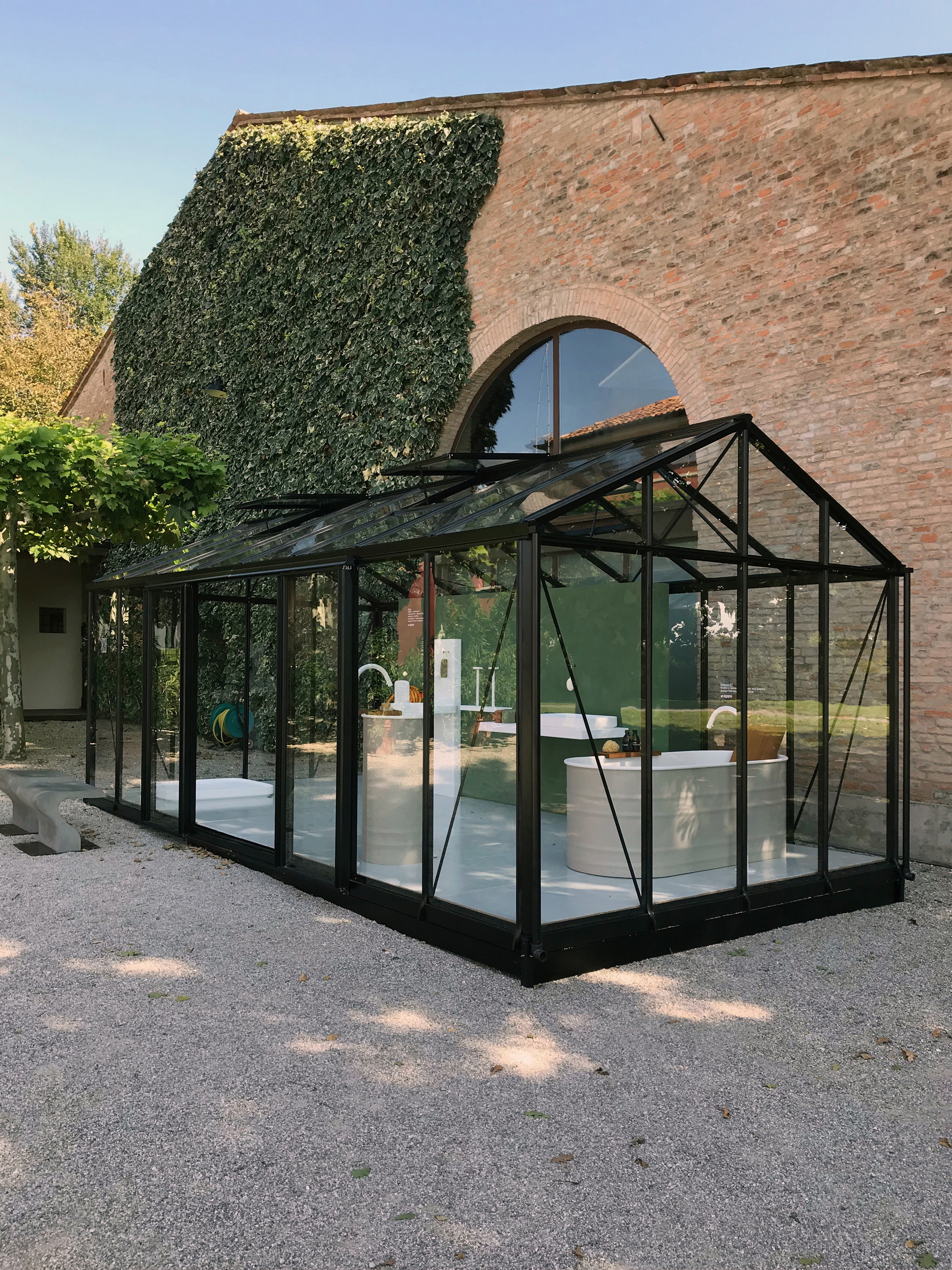 Matteo Brioni's fine-grained clay plaster TerraVista Smooth Custom color with Plus customization installed on bathroom wall, design by Benedini Associati