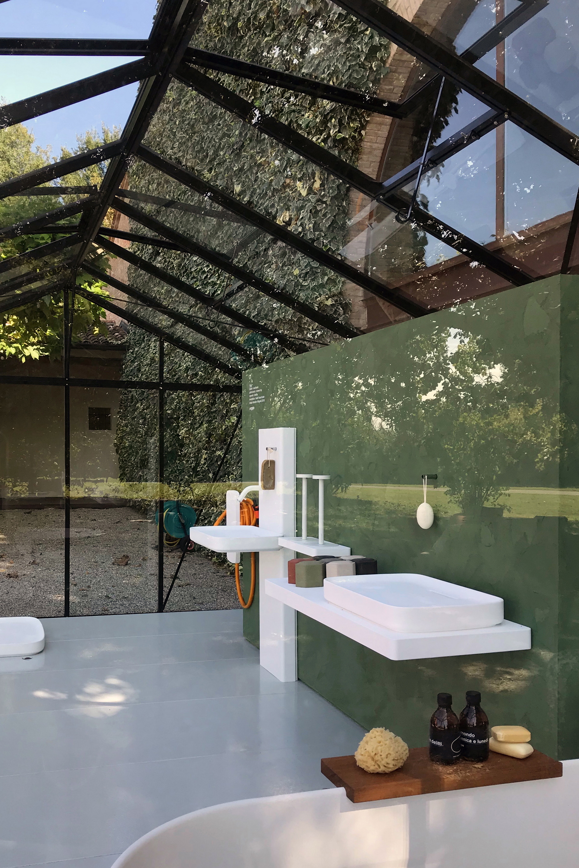 Matteo Brioni's fine-grained clay plaster TerraVista Smooth Custom color with Plus customization installed on bathroom wall, design by Benedini Associati