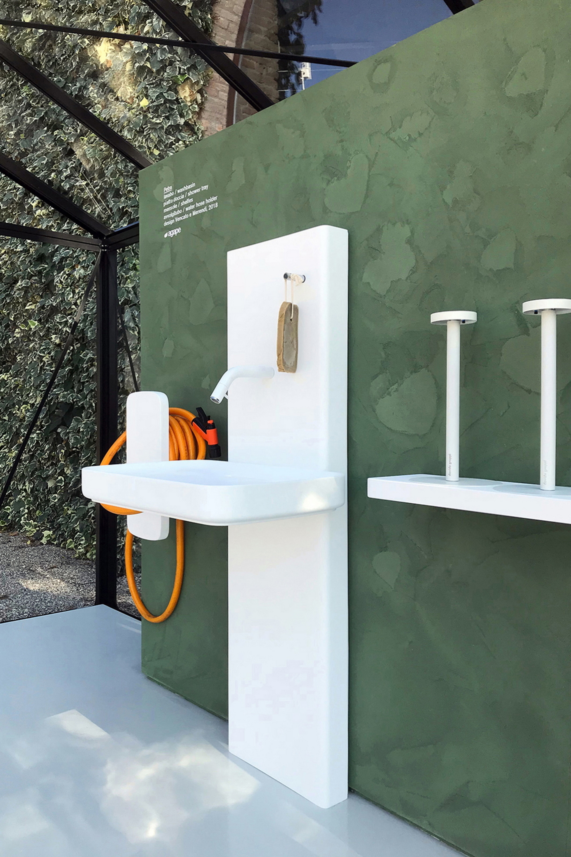 Matteo Brioni's fine-grained clay plaster TerraVista Smooth Custom color with Plus customization installed on bathroom wall, design by Benedini Associati