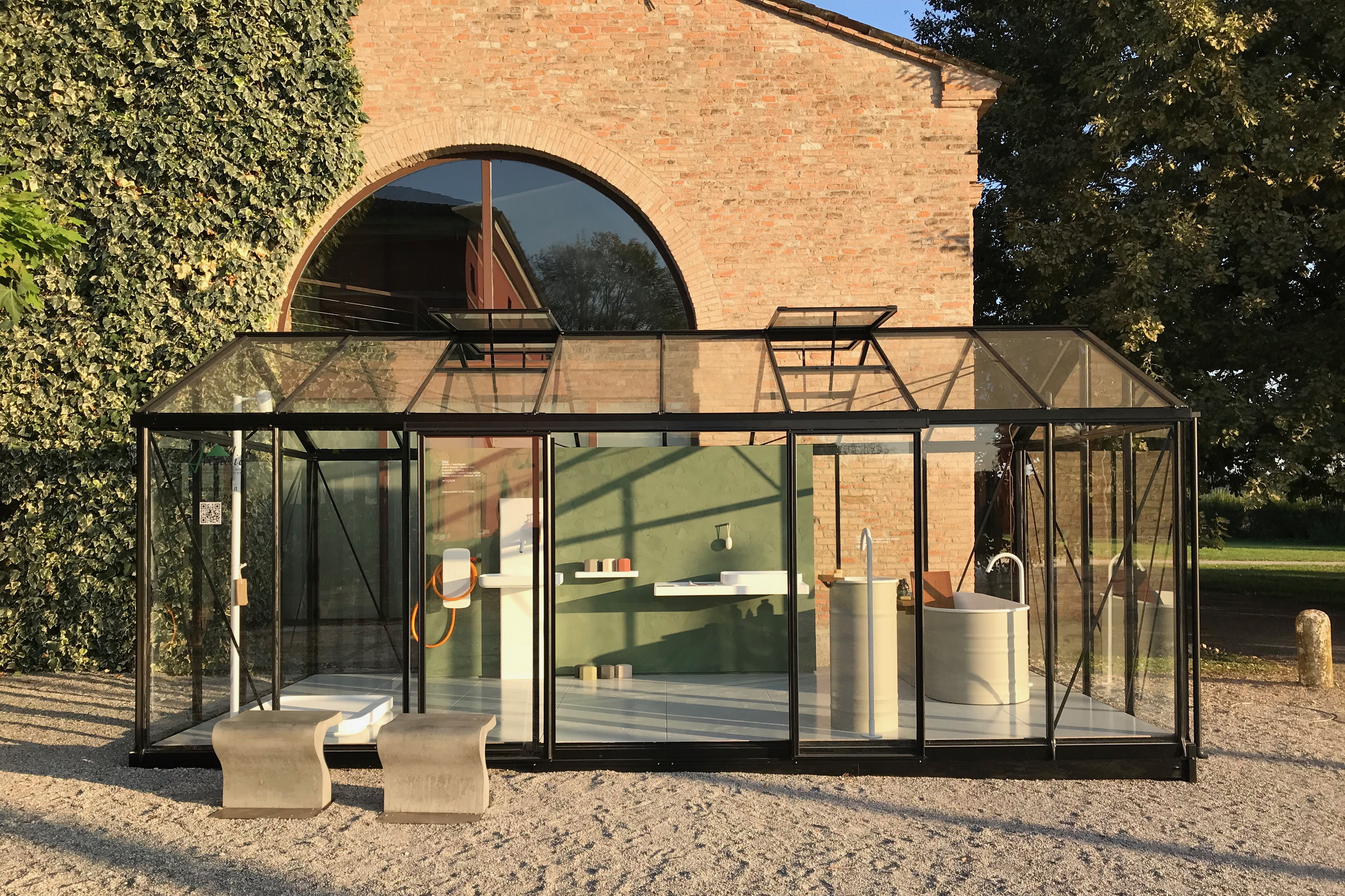 Matteo Brioni's fine-grained clay plaster TerraVista Smooth Custom color with Plus customization installed on bathroom wall, design by Benedini Associati