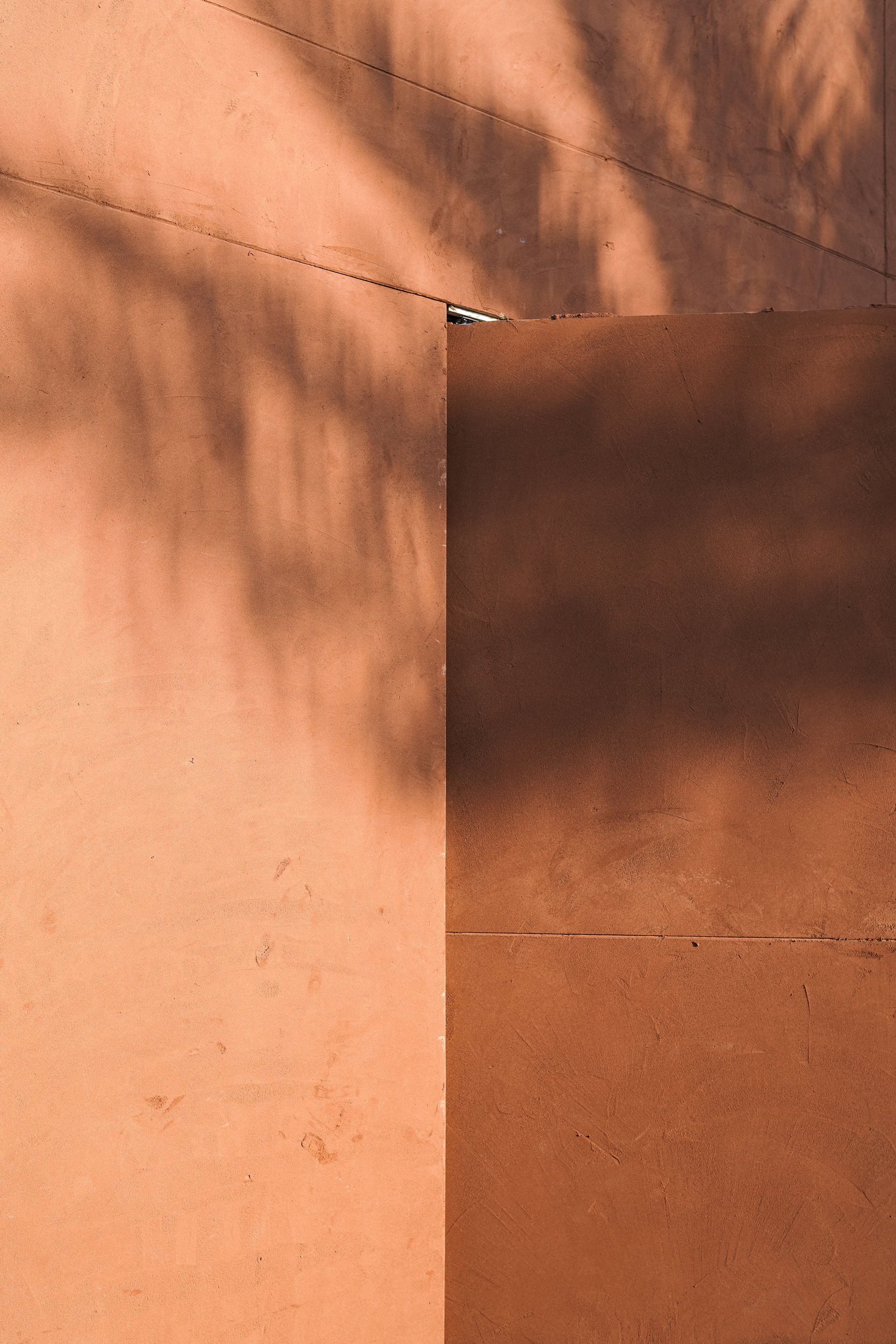 Matteo Brioni's fine-grained clay plaster TerraVista Smooth Cammeo Circadian Light Synthesis installation in Dubai, by Anarchitect, photo by Oana Maria Minuti Sofronia