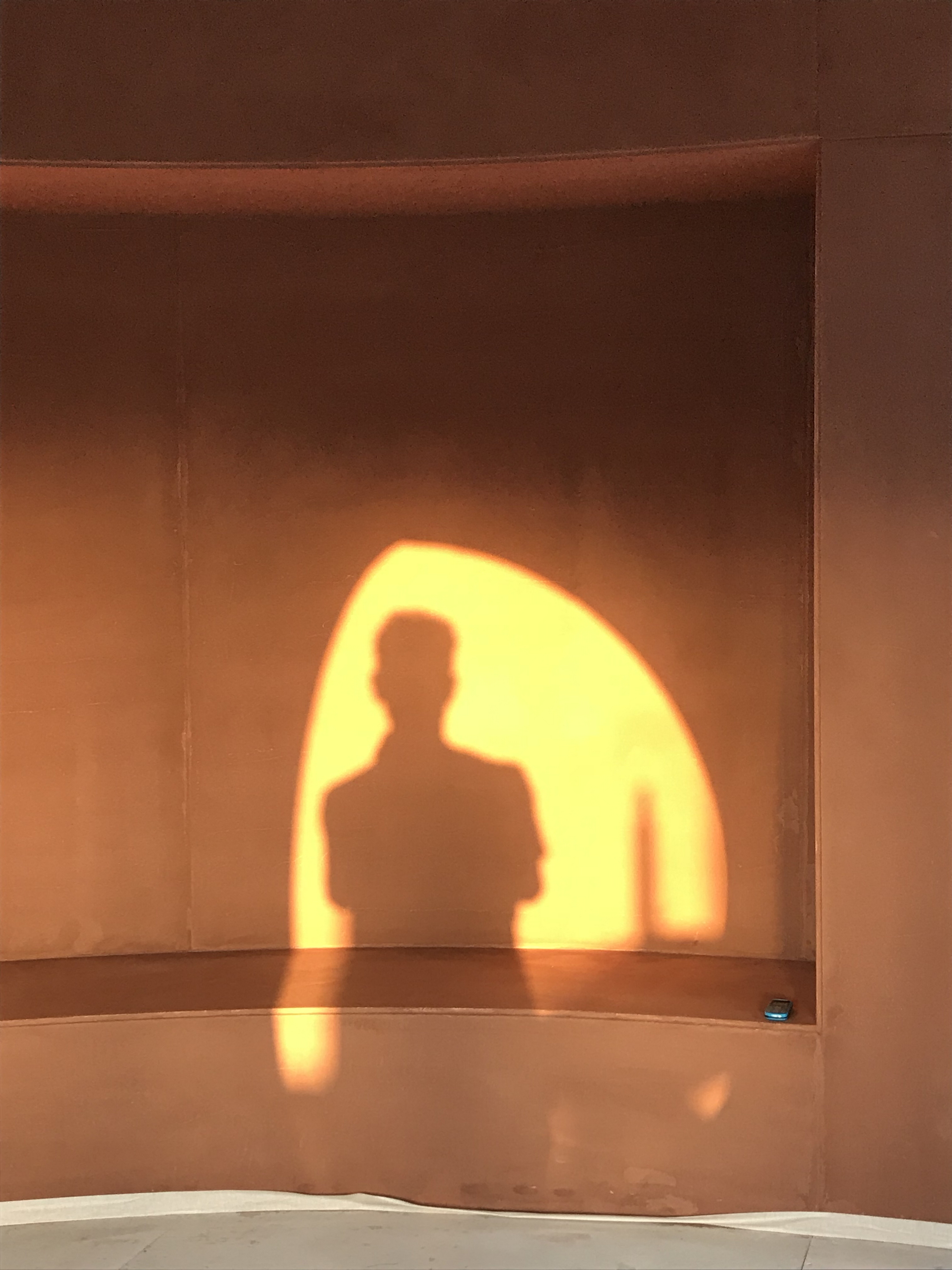 Matteo Brioni's fine-grained clay plaster TerraVista Smooth Cammeo Circadian Light Synthesis installation in Dubai, by Anarchitect, photo by Oana Maria Minuti Sofronia