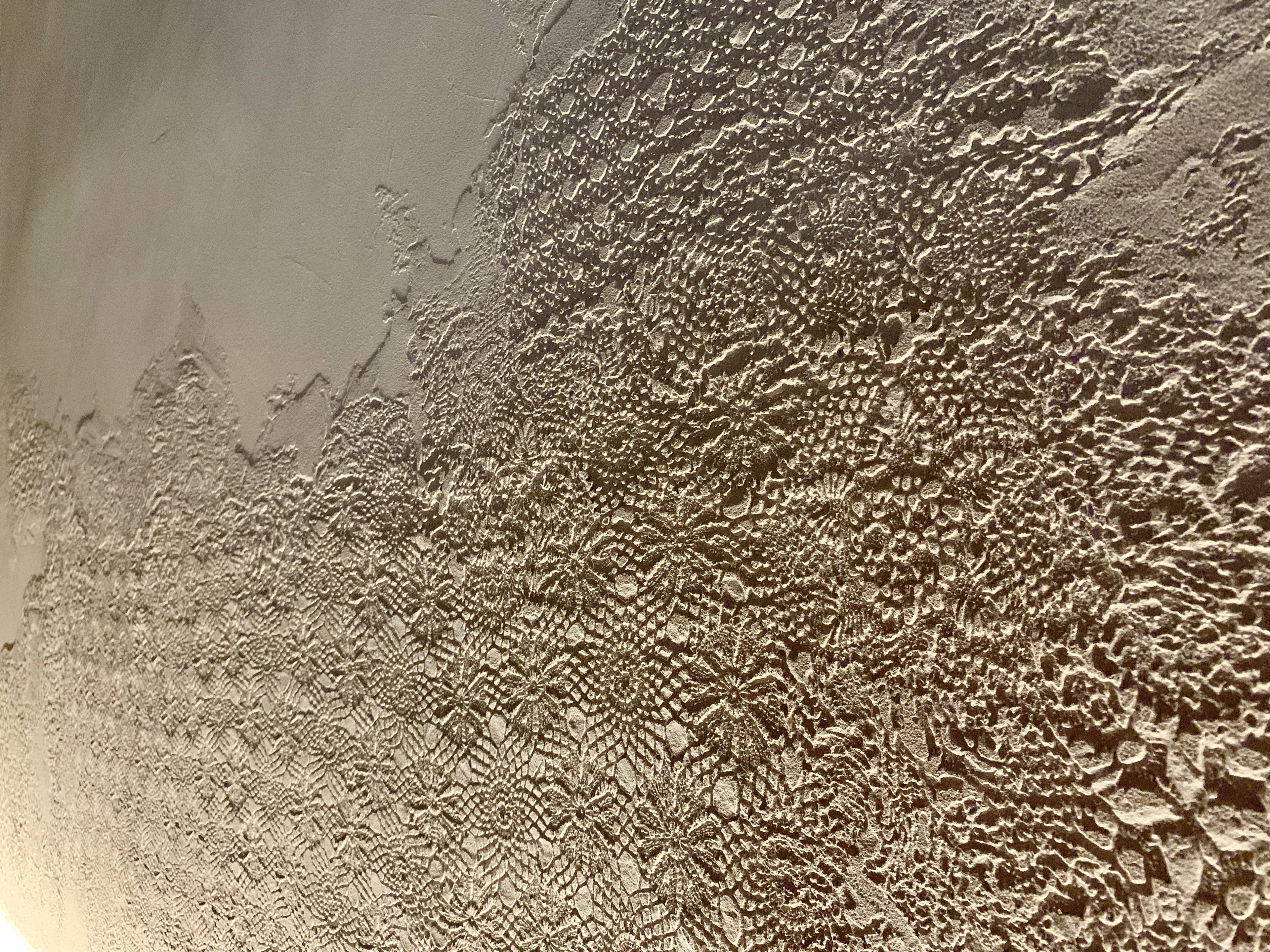 Matteo Brioni's textured clay plaster TerraEvoca 2 Layers Cipria (powder color) applied on walls in a private apartment in Verona, project by Emanuele Soldi