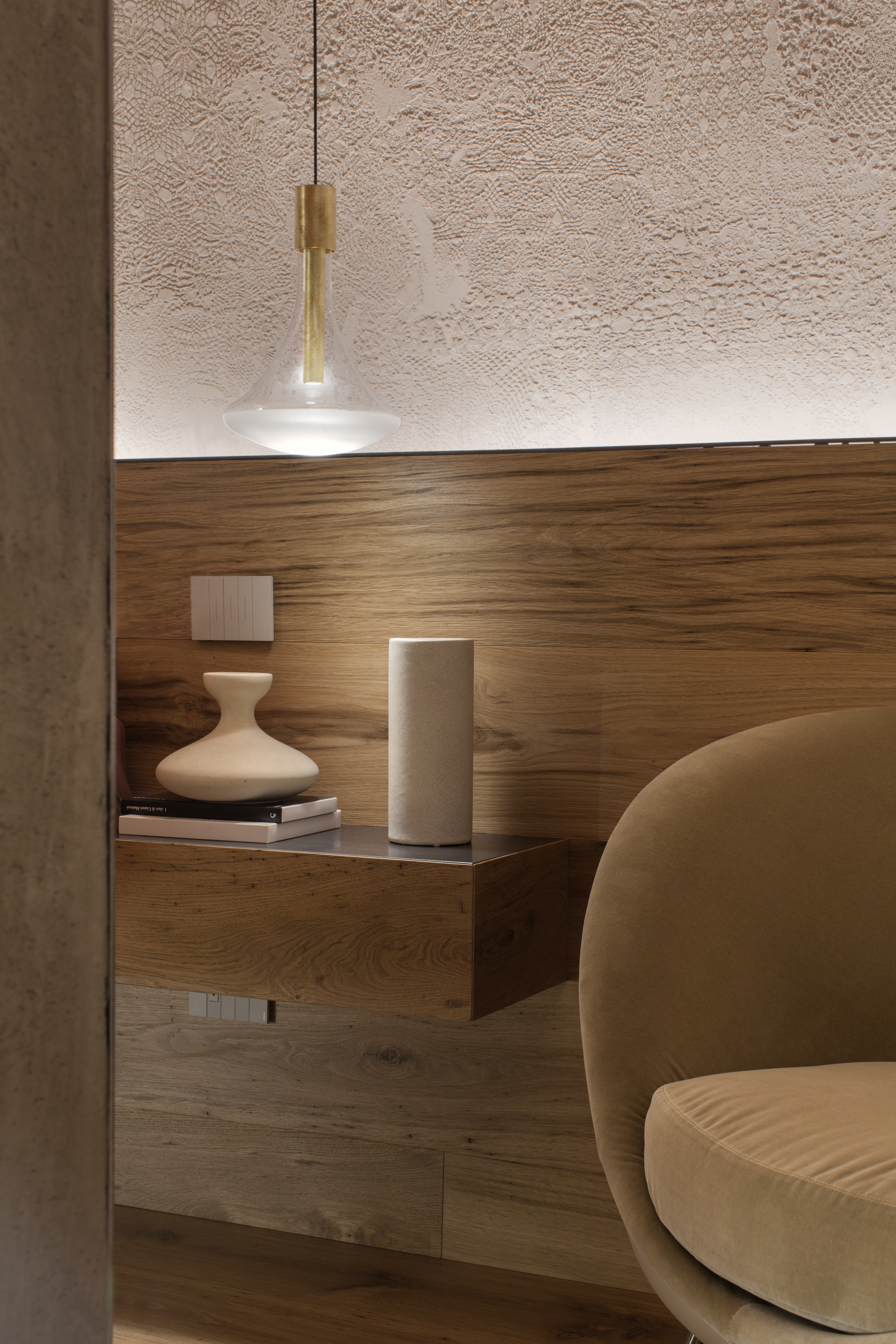 Matteo Brioni's textured clay plaster TerraEvoca 2 Layers Cipria (powder color) applied on walls in a private apartment in Verona, project by Emanuele Soldi