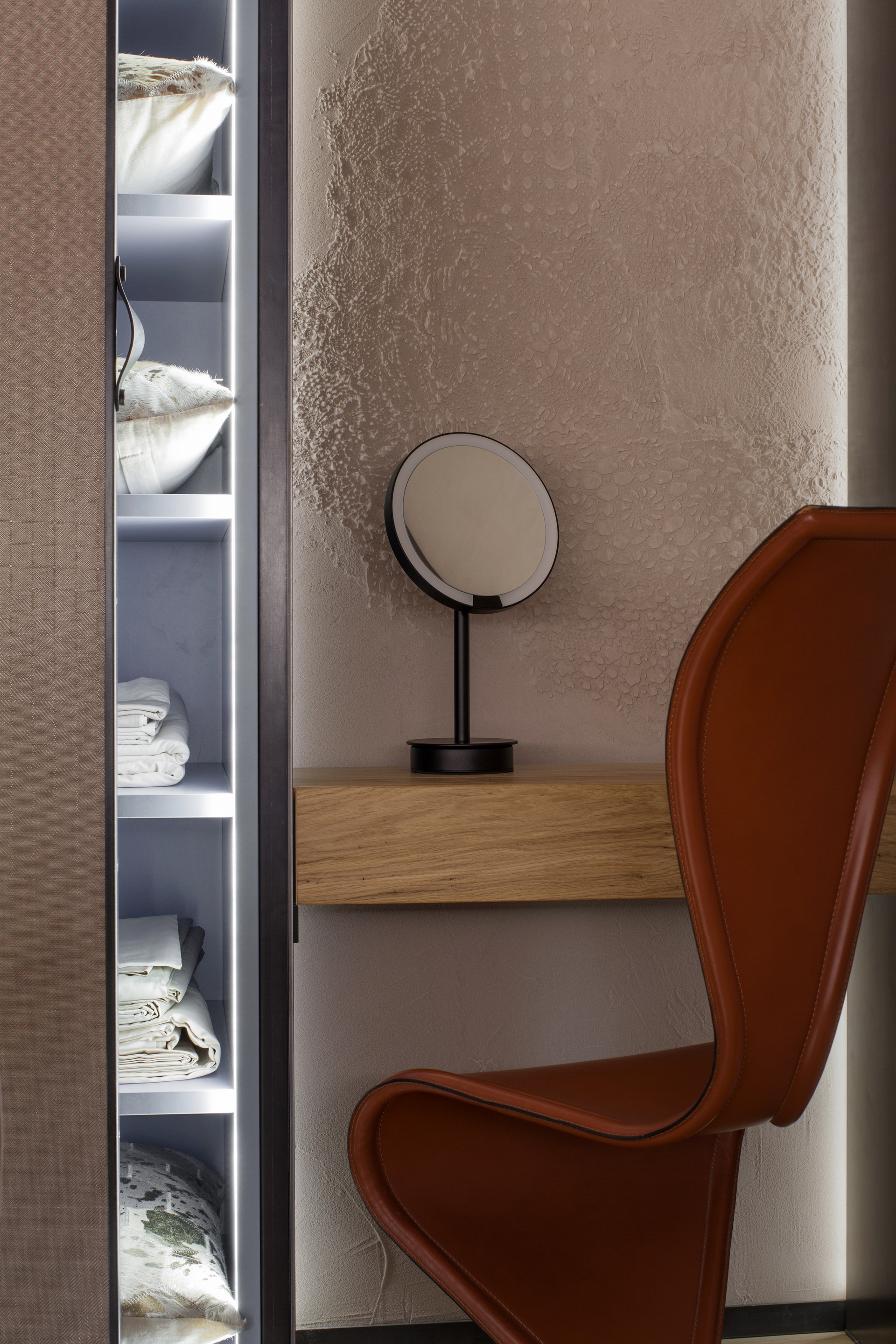 Matteo Brioni's textured clay plaster TerraEvoca 2 Layers Cipria (powder color) applied on walls in a private apartment in Verona, project by Emanuele Soldi